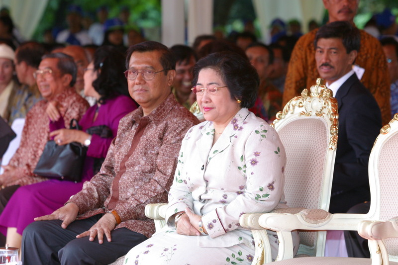 Presiden Megawati Soekarnoputri didampingi Menkes Achmad Sujudi di Istana Bogor tahun 2003.