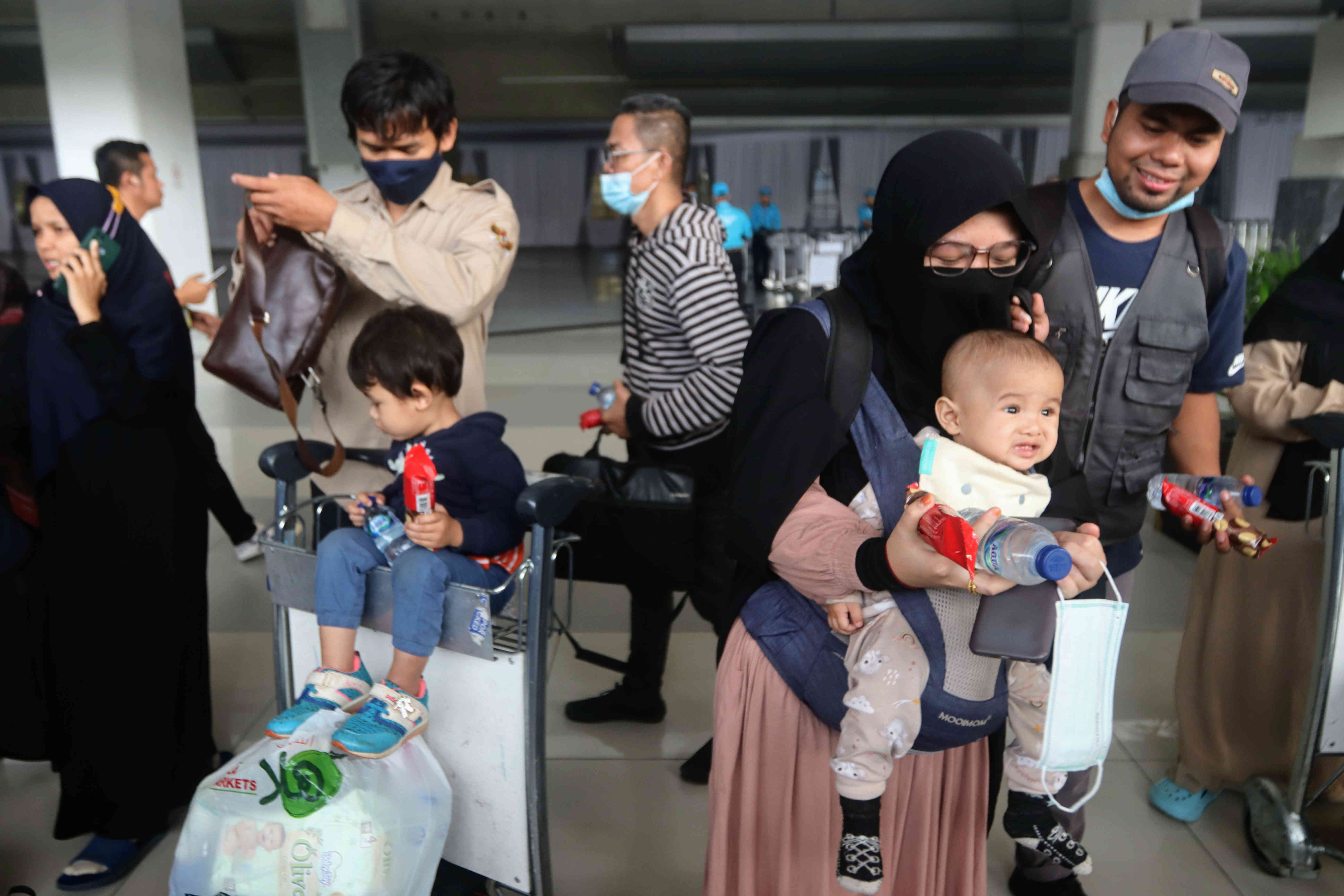 Sebanyak 385 WNI yang dievakuasi dari Sudan telah tiba di Bandara Soekarno-Hatta, Banten, Jumat (28/4/2023). 
