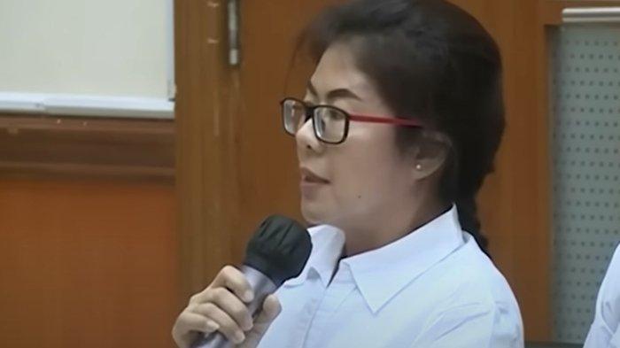 Linda Pujiastuti alias Anita Cepu bersaksi dalam persidangan 