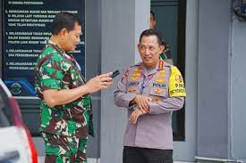 Kapolri Jenderal Listyo Sigit Prabowo dan Panglima TNI Laksamana Yudo Margono saat meni jau keamana di KTT ASEAN