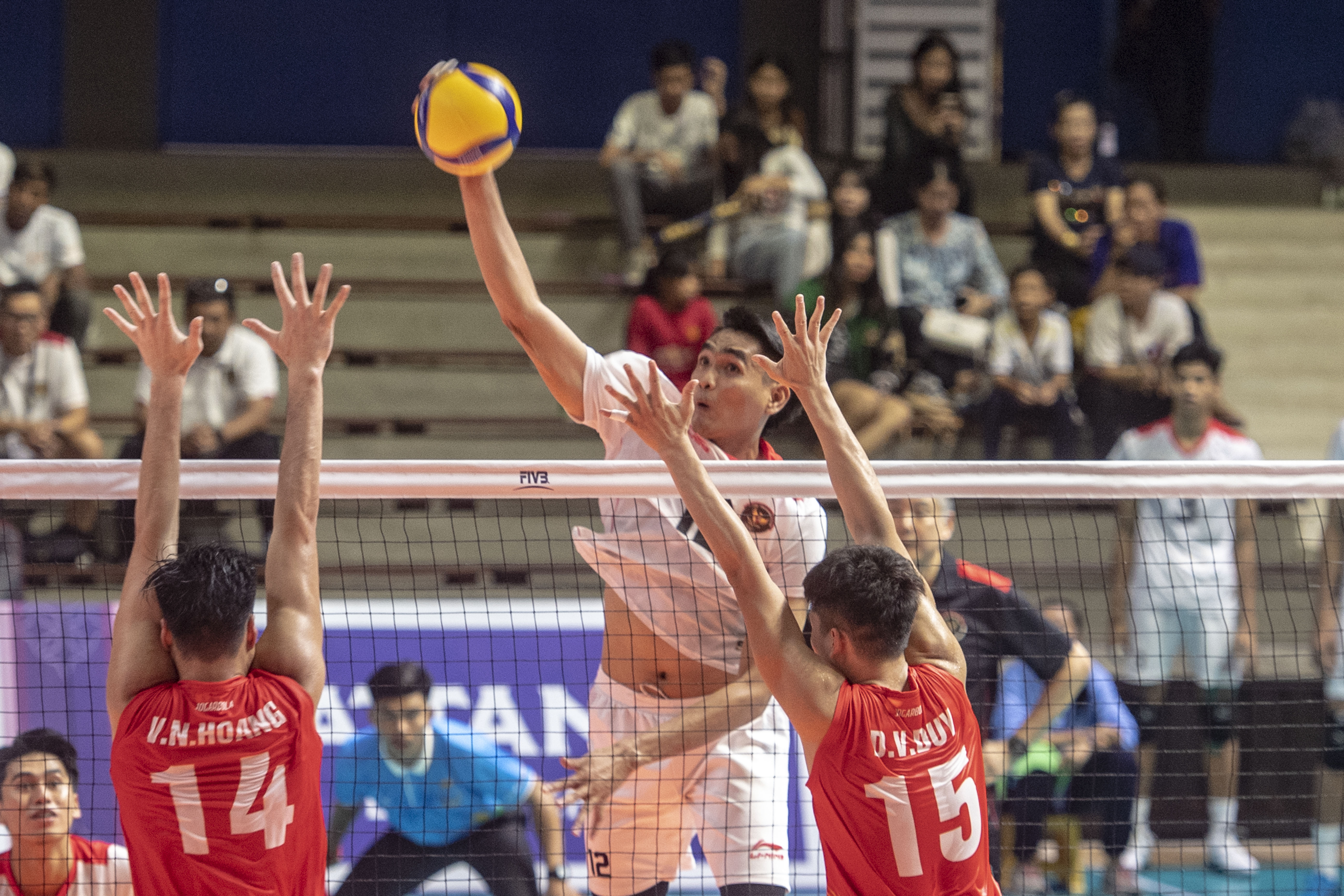 Pevoli putra Indonesia Nurmulki Rivan (tengah) melakukan smes di laga pertandingan semi final voli SEA Games 2023 melawan Vietnam.