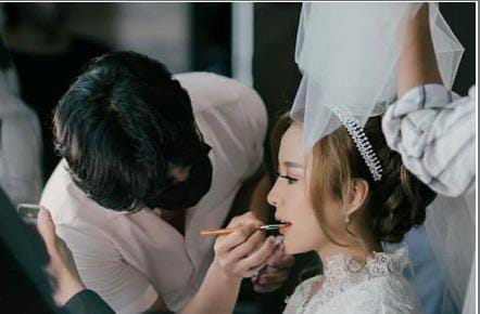 Willy sedang melakukan rias wajah