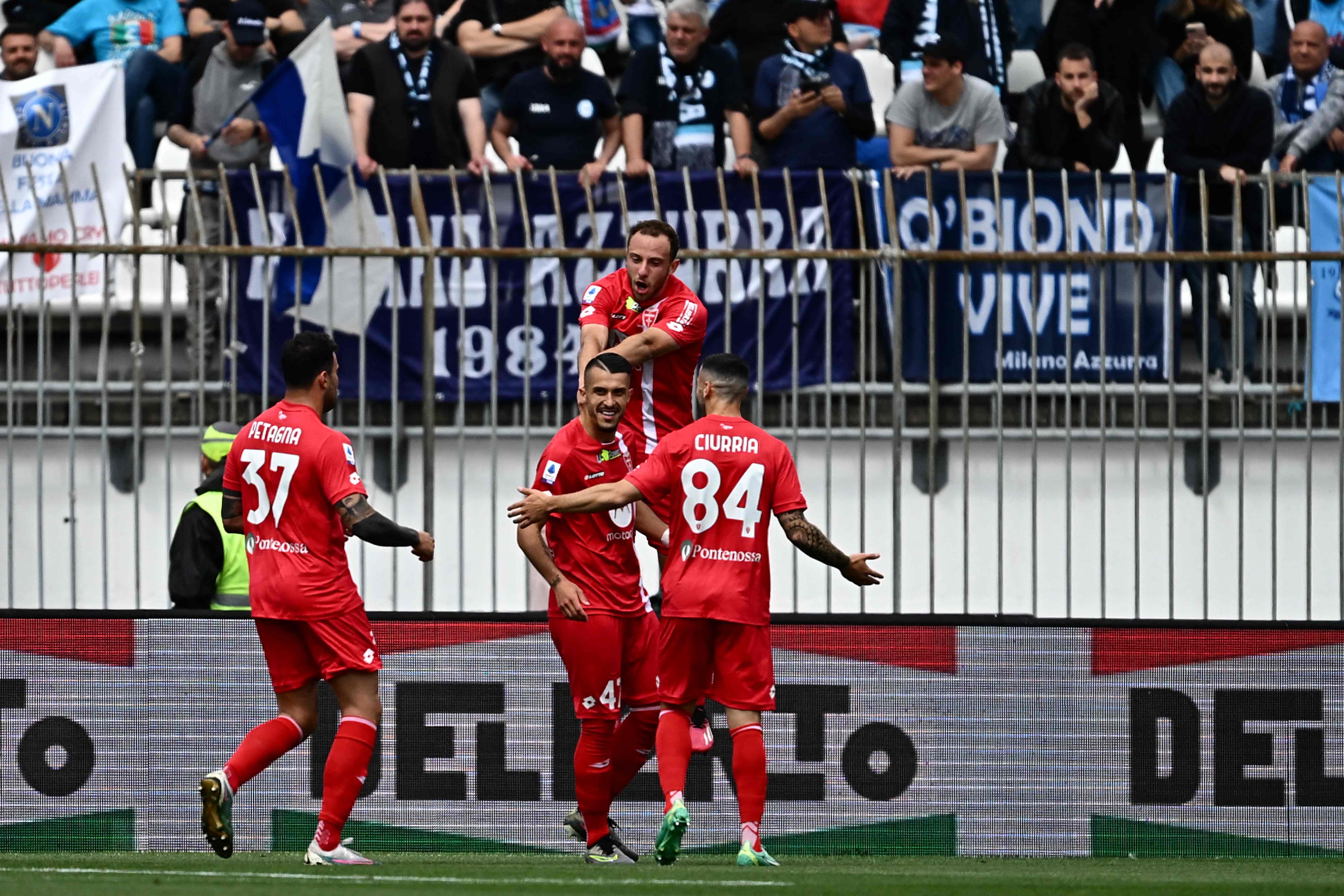 Para pemain Monza melakukan selebrasi usai mencetak gol ke gawang Napoli di laga Serie A.