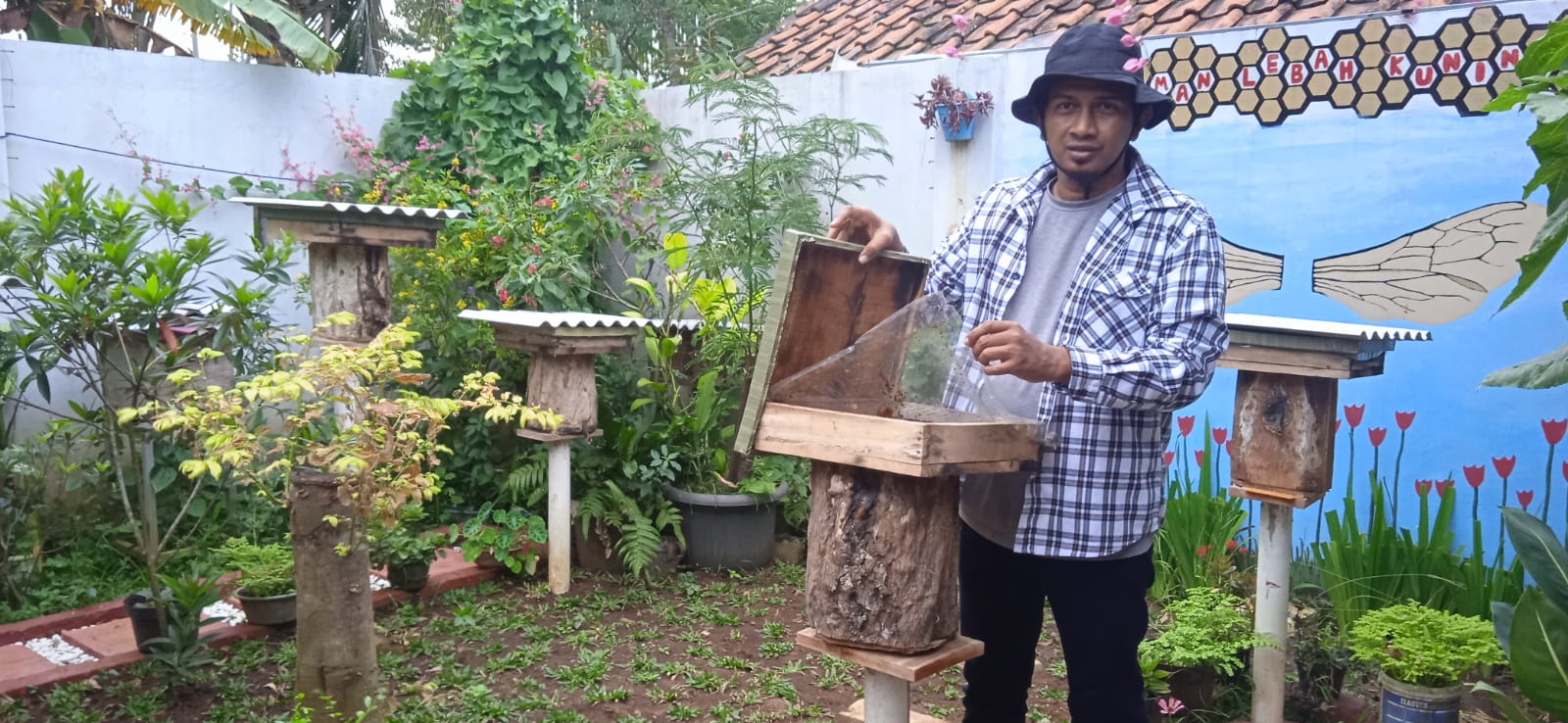 Amar Thohir di tengah peternakan lebah miliknya.