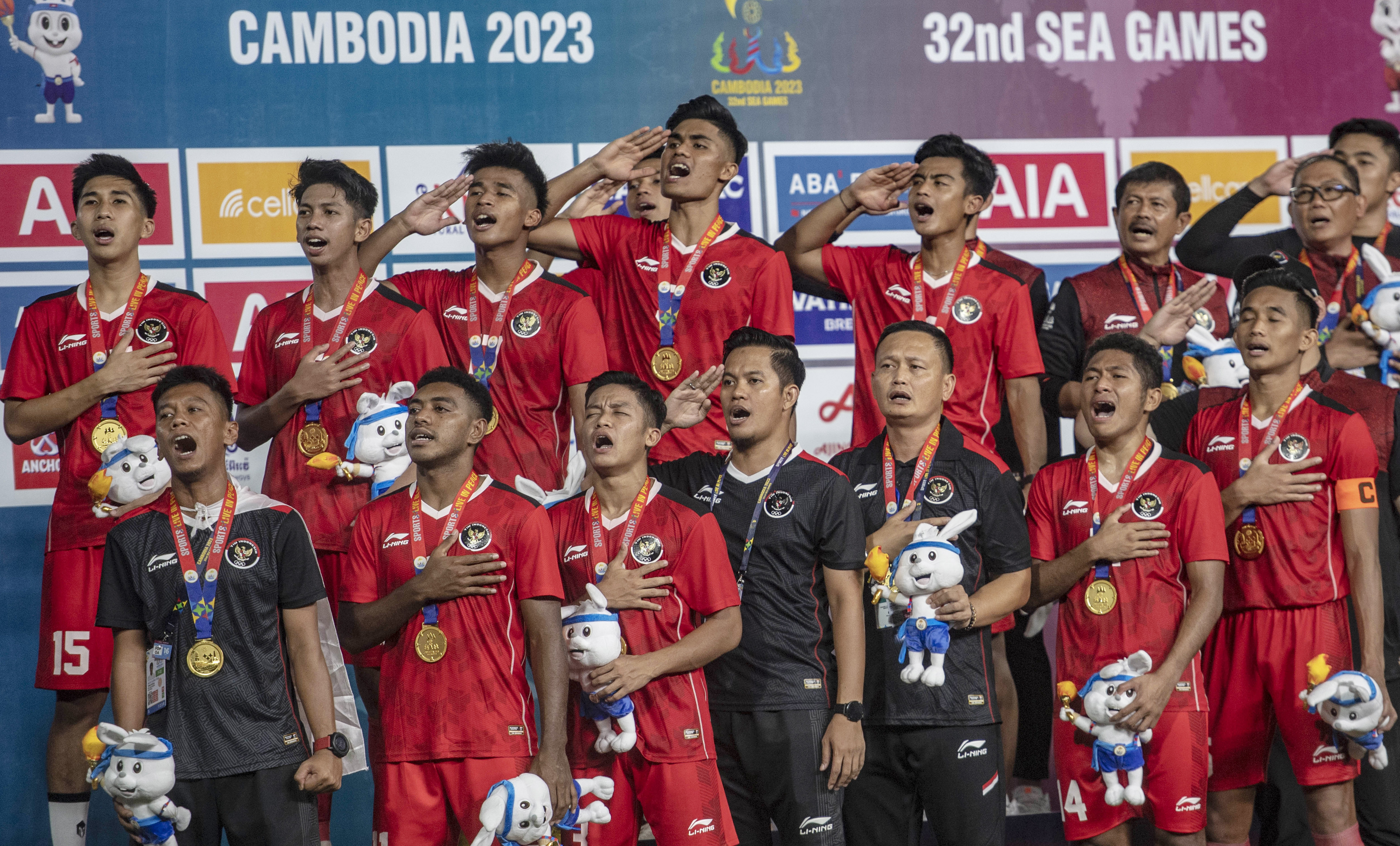 Pesepak bola Timnas Indonesia U-22 menyanyikan lagu Indonesia Raya usai meraih medali emas SEA Games 2023 di Kamboja, Selasa (16/5).