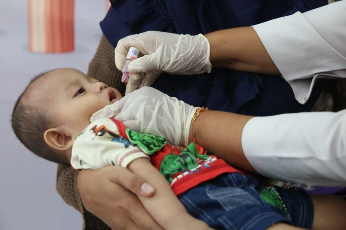 Anak mendapat imunisasi vaksin polio tetes