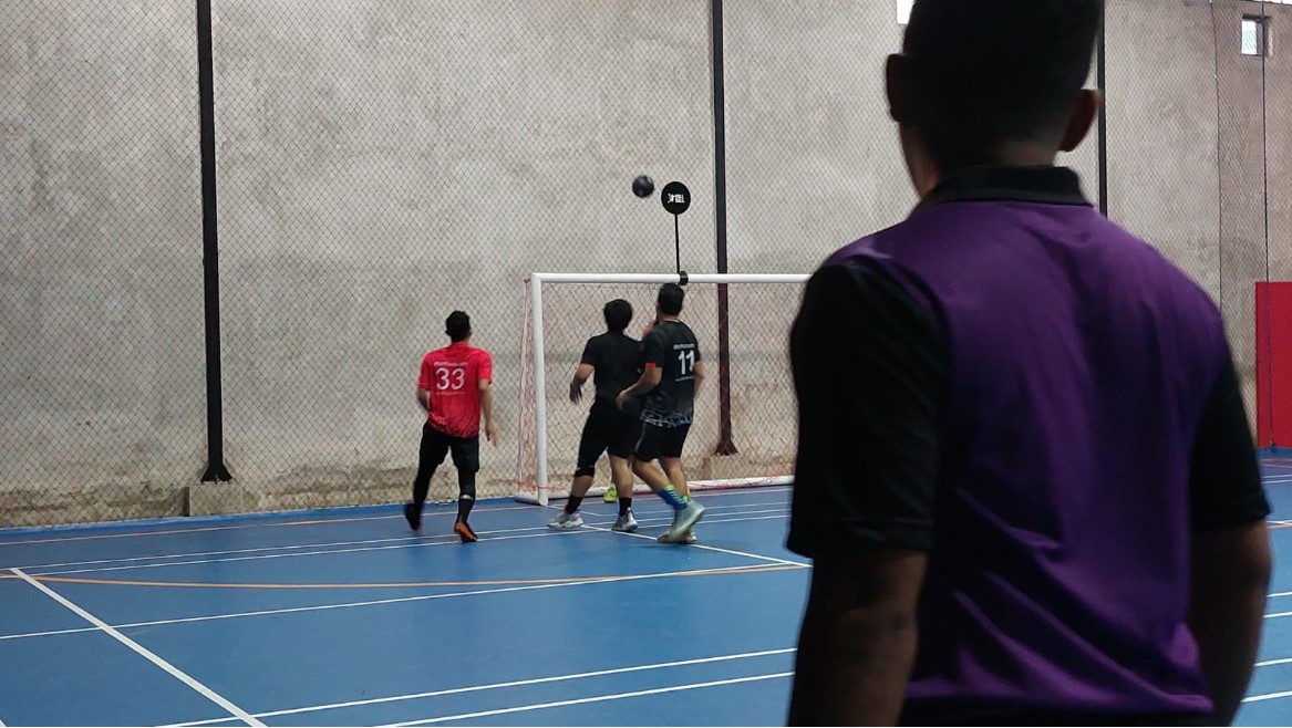Para pemain berusaha melemparkan bola ke arah target dalam permainan Fullball