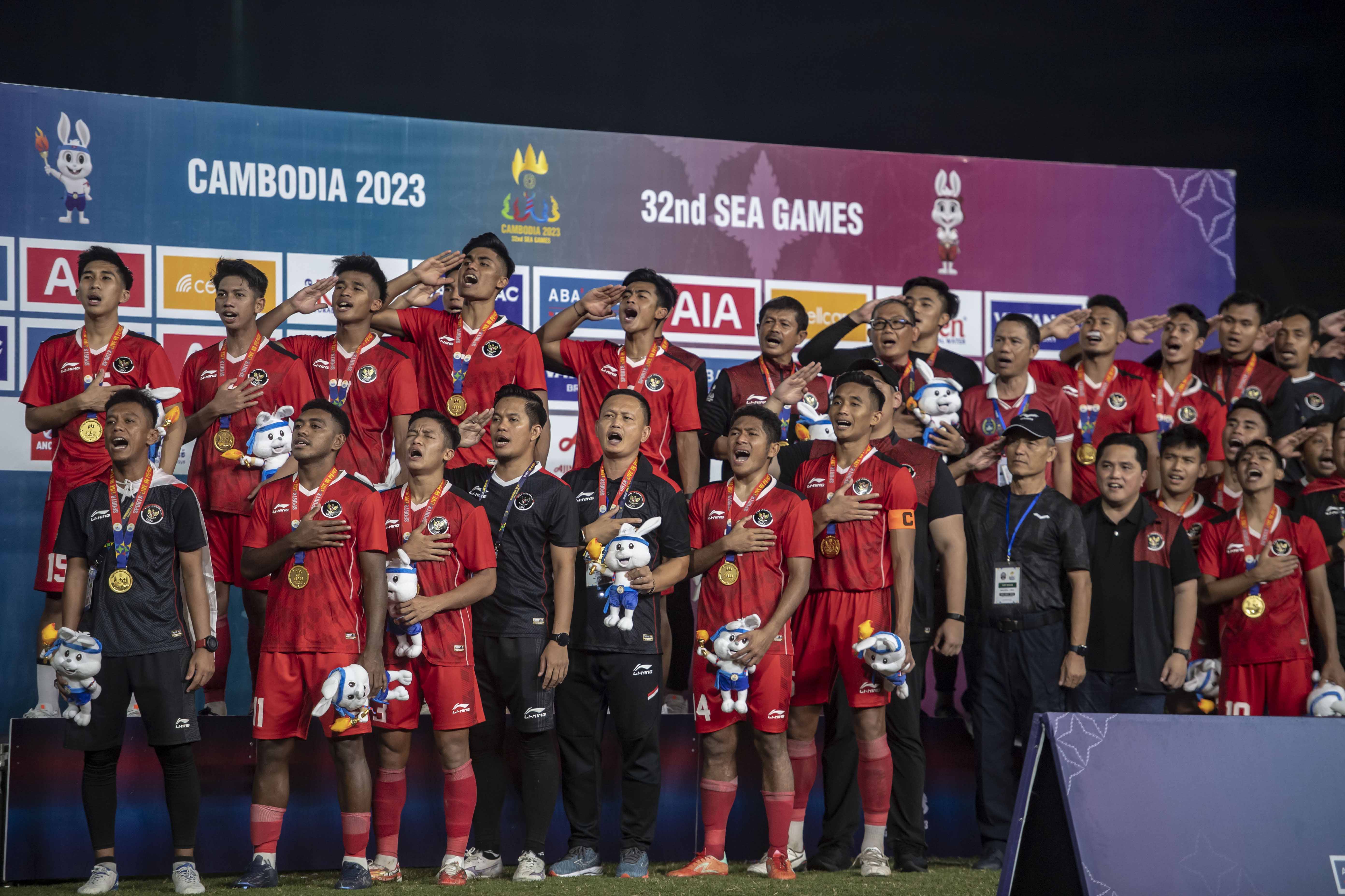Timnas Indonesia U-22 menyanyikan lagu Indonesia Raya usai meraih medali emas SEA Games 2023.