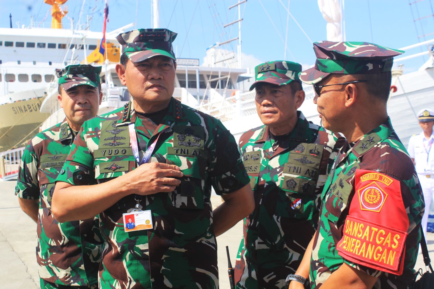 Panglima TNI Laksamana Yudo Margono menyampaikan keterangan kepada wartawan seusai mengecek keamanan kapal phinisi untuk KTT ASEAN