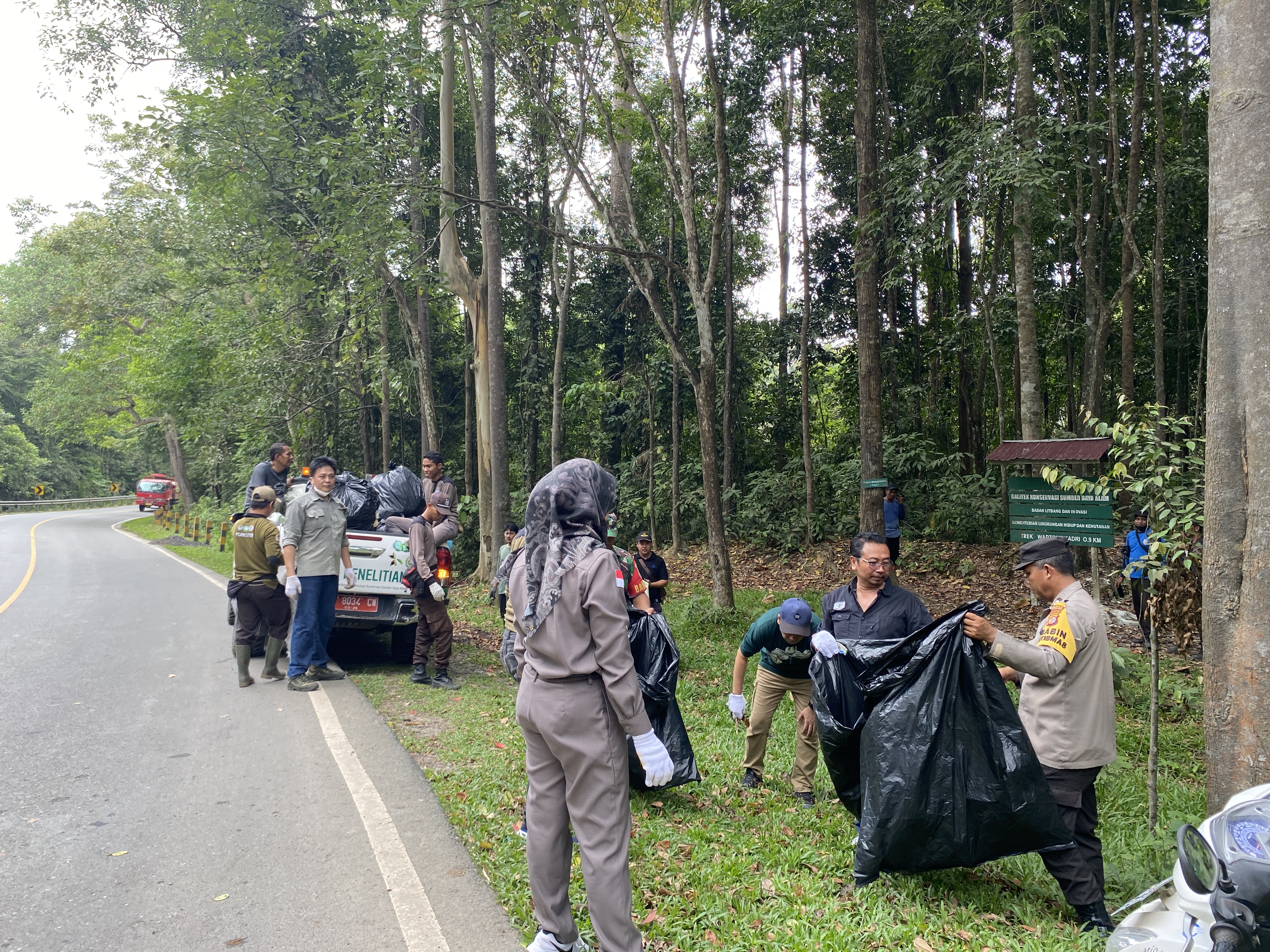 Sejumlah lembaga menggelar gotong royong membersihkan lingkungan di pintu masuk IKN