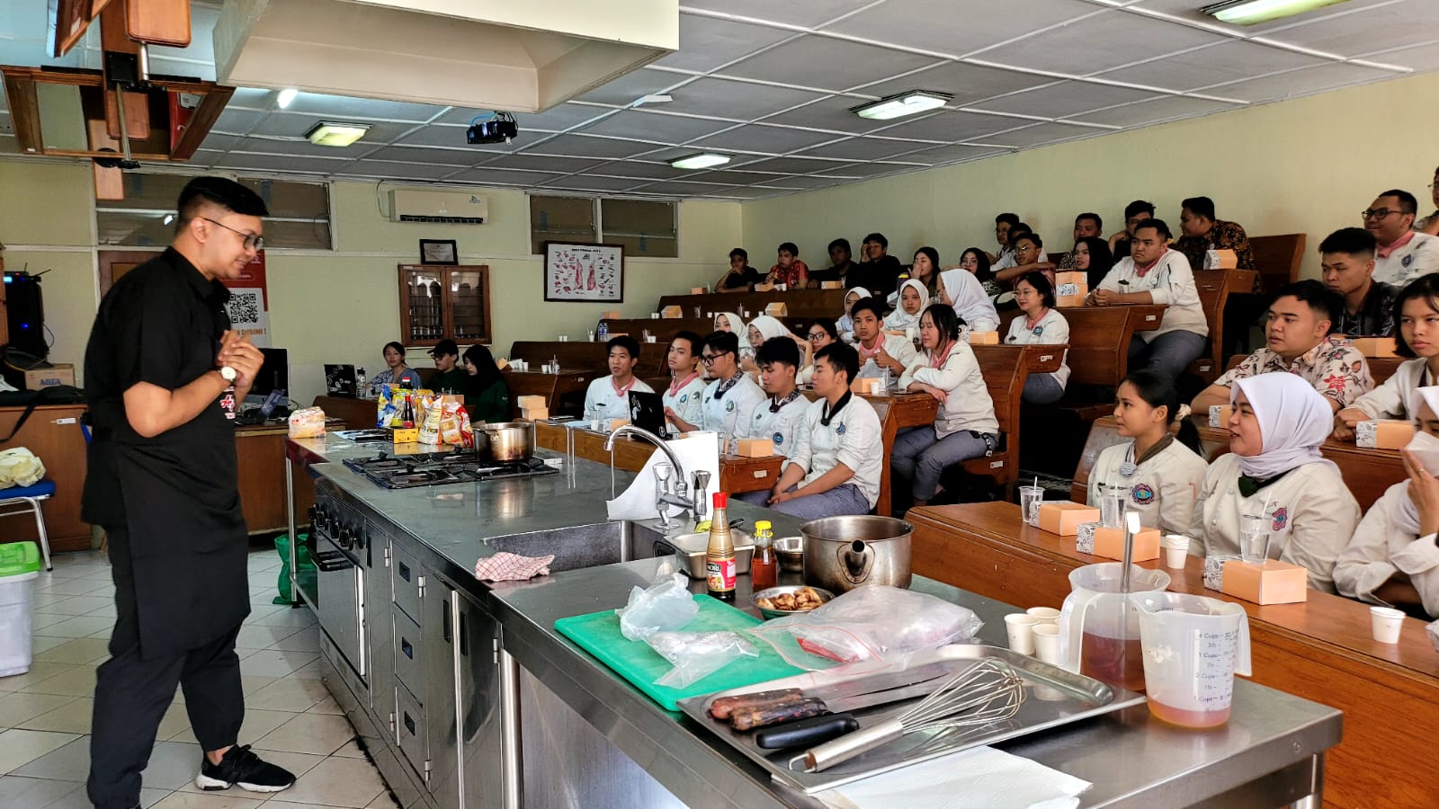 Seminar modern cooking di Kampus Politeknik Pariwisata NHI Bandung