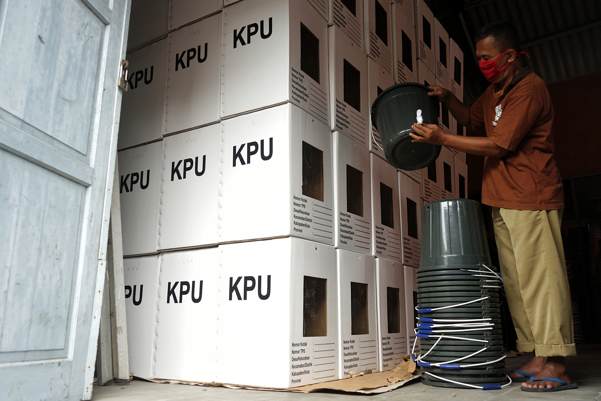  Petugas menyiapkan perlengkapan mencuci tangan untuk pelaksanaan Pilkada Bupati dan Wakil Bupati 2020 di KPU Bantul, Bantul, DI Yogyakarta.