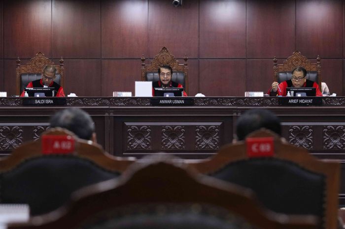 Ketua Mahkamah Konstitusi (MK) Anwar Usman (tengah) memimpin sidang, di MK