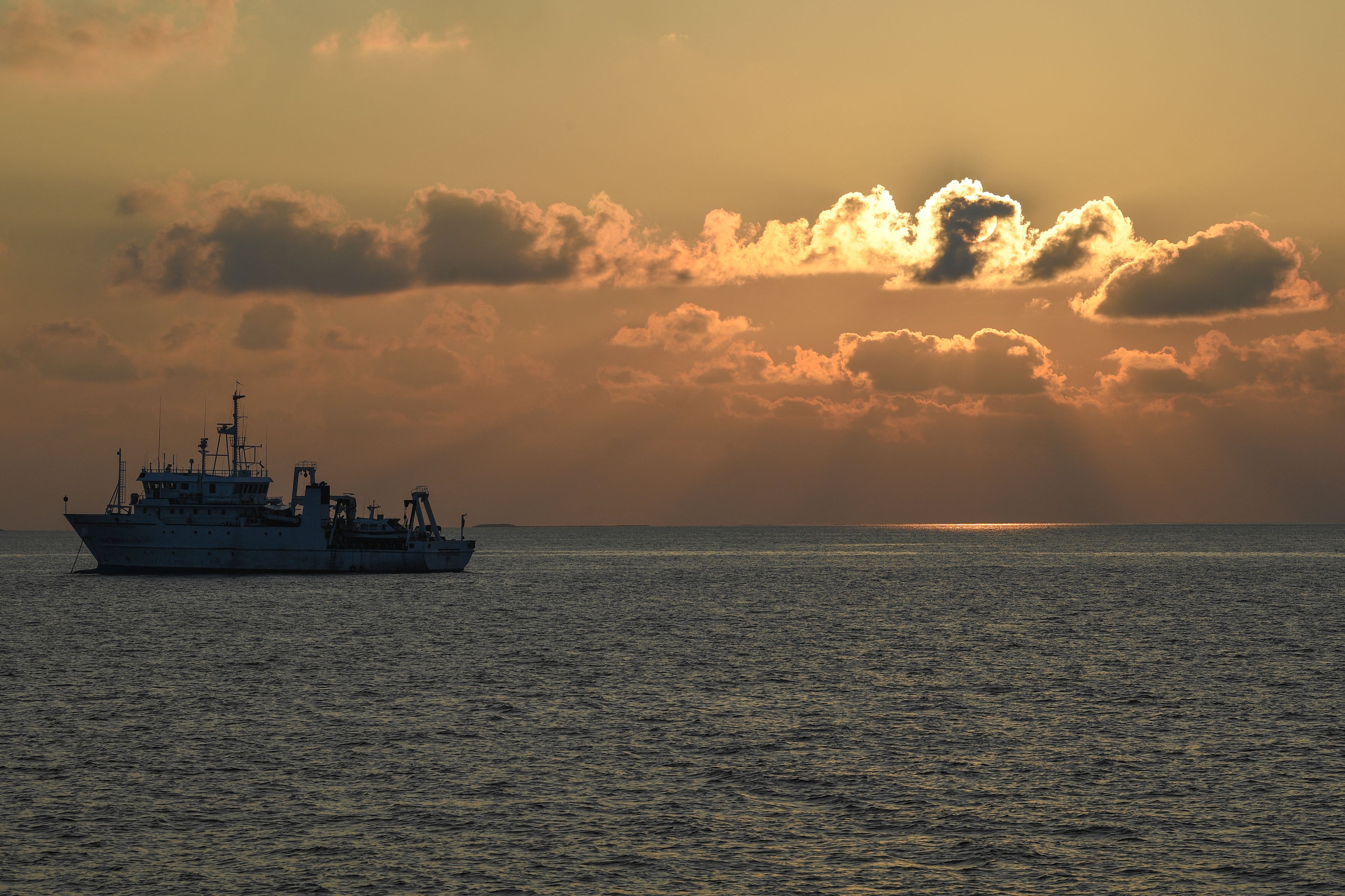 Sebuah kapal terlihat di kawasan Laut China Selatan.