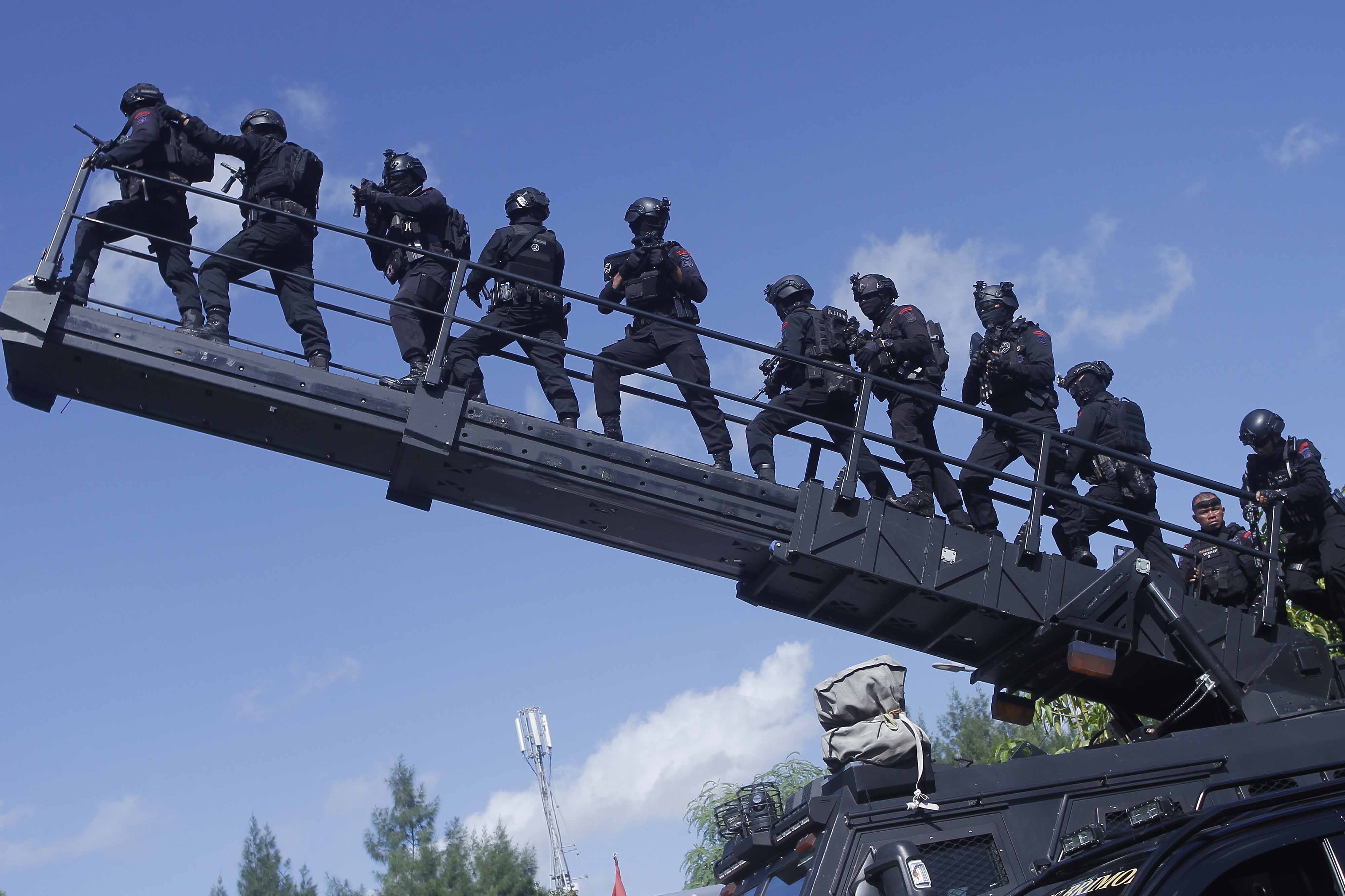 Sejumlah anggota Brimob Polda NTT melakukan simulasi pengoperasian kendaraan taktis pengamanan KTT Asean di Labuan Bajo