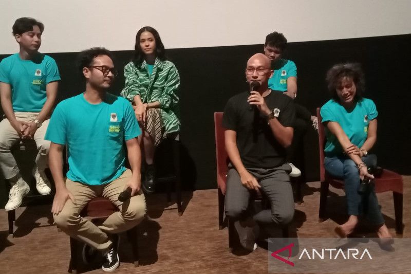 Produser Tesadesrada Ryza (depan tengah) saat acara konferensi pers film 