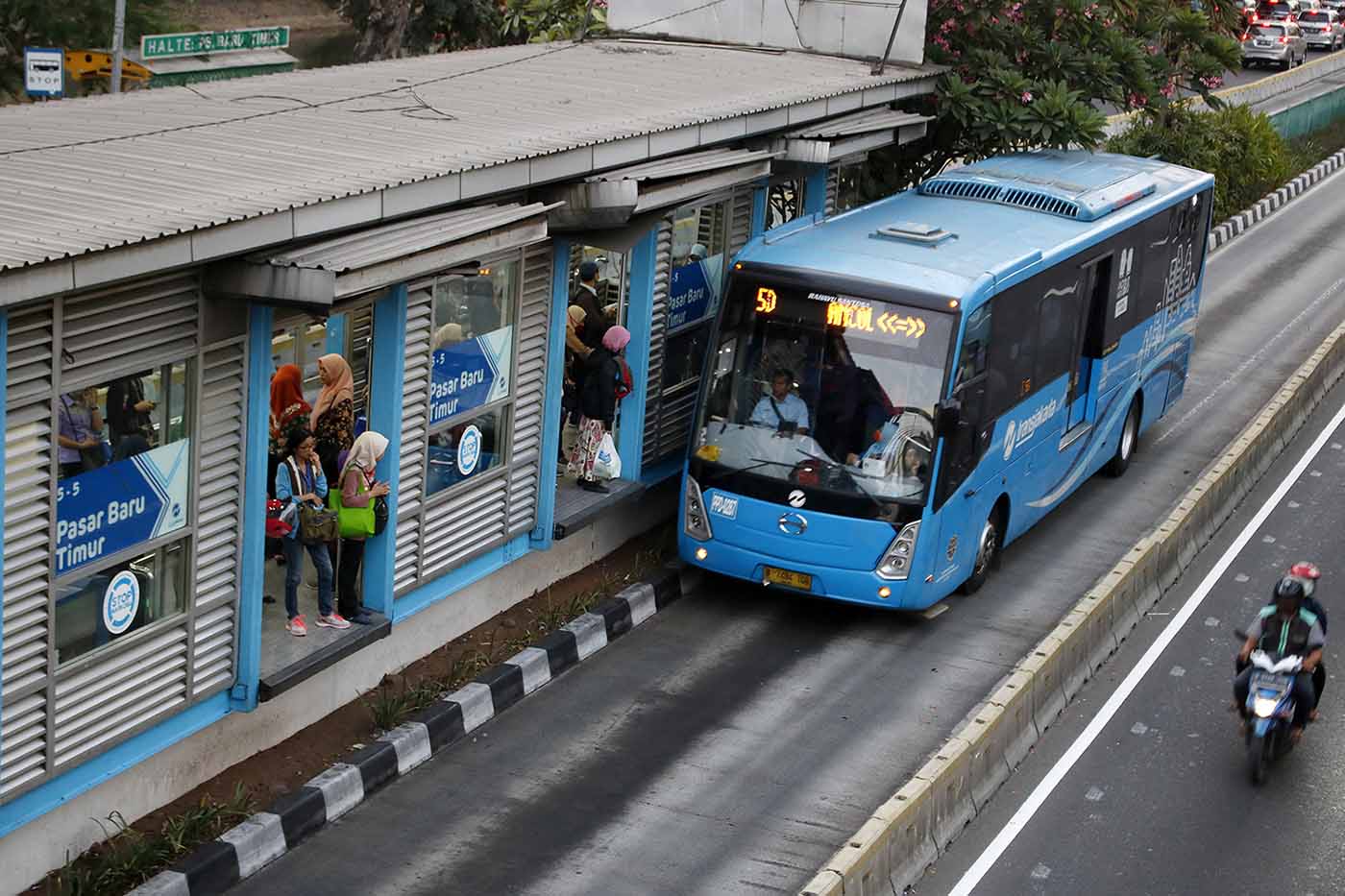 Penumpang menunggu bus TransJakarta di Halte TransJakarta Pasar Baru Timur, Jakarta,