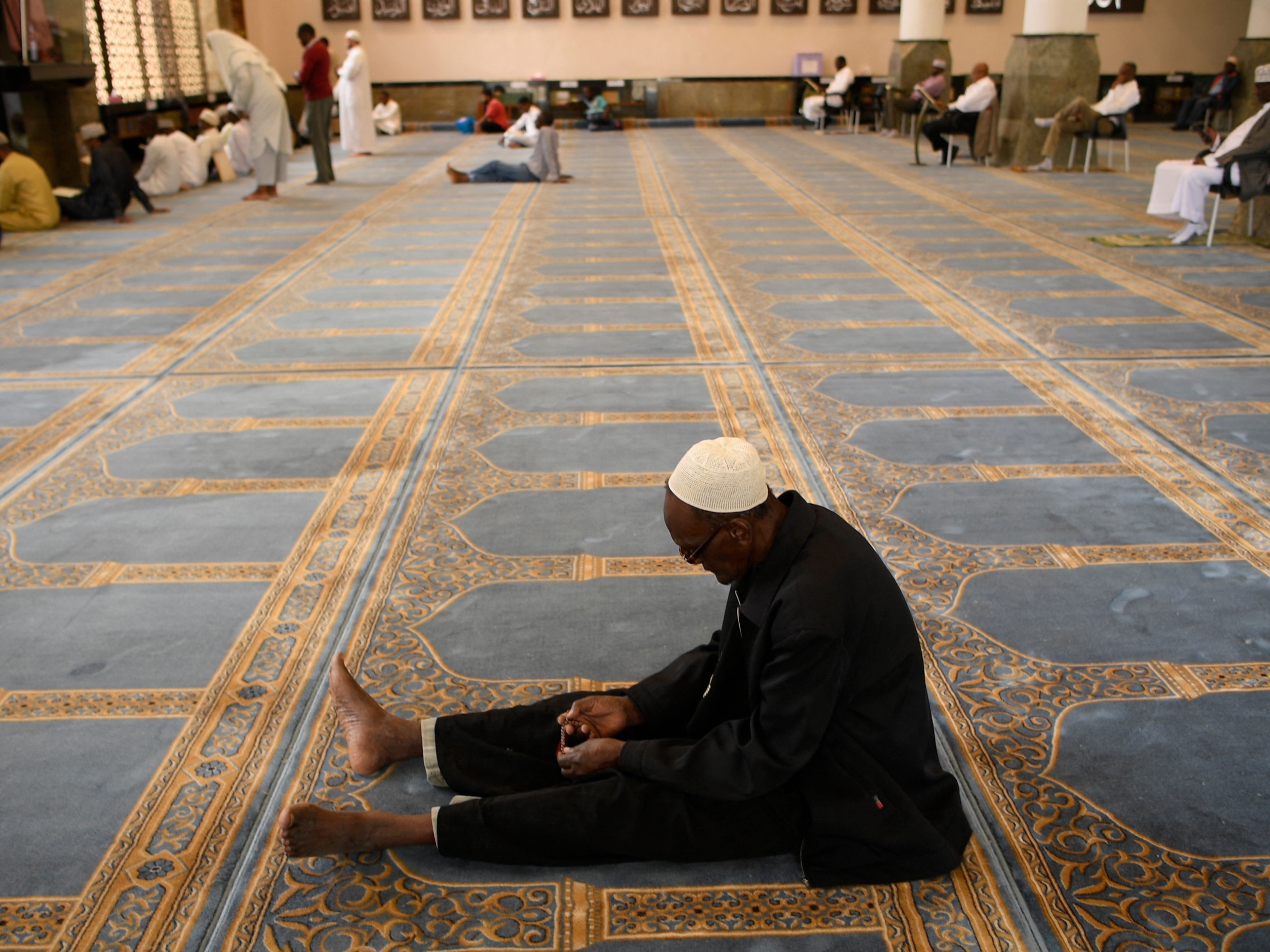 Seorang muslim memegang tasbih saat melakukan salat Jumat di Masjid Adams dan Masjid Islamic Center pada hari kedua bulan suci Ramadan. 