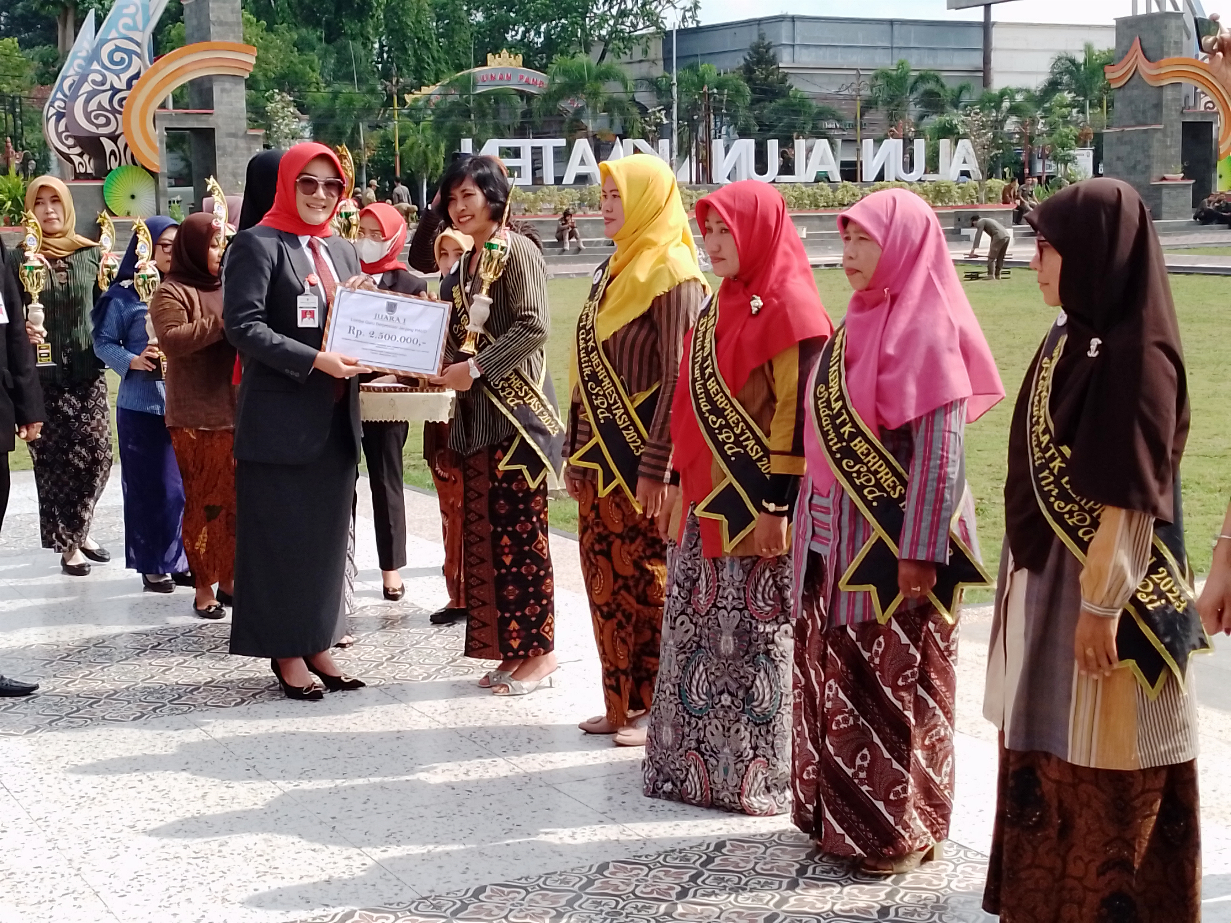 Bupati Klaten Sri Mulyani menyerahkan sejumlah hadiah kepada para guru pada peringatan Hari Pendidikan Nasional