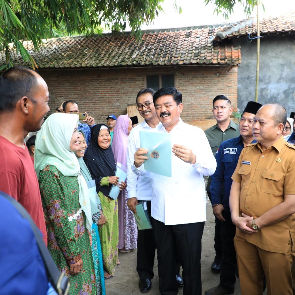 Menteri ATR/Kepala BPN, Hadi Tjahjanto di esa Winong, Kecamatan Gempol, Kabupaten Cirebon, Jawa Barat, Selasa (9/5)