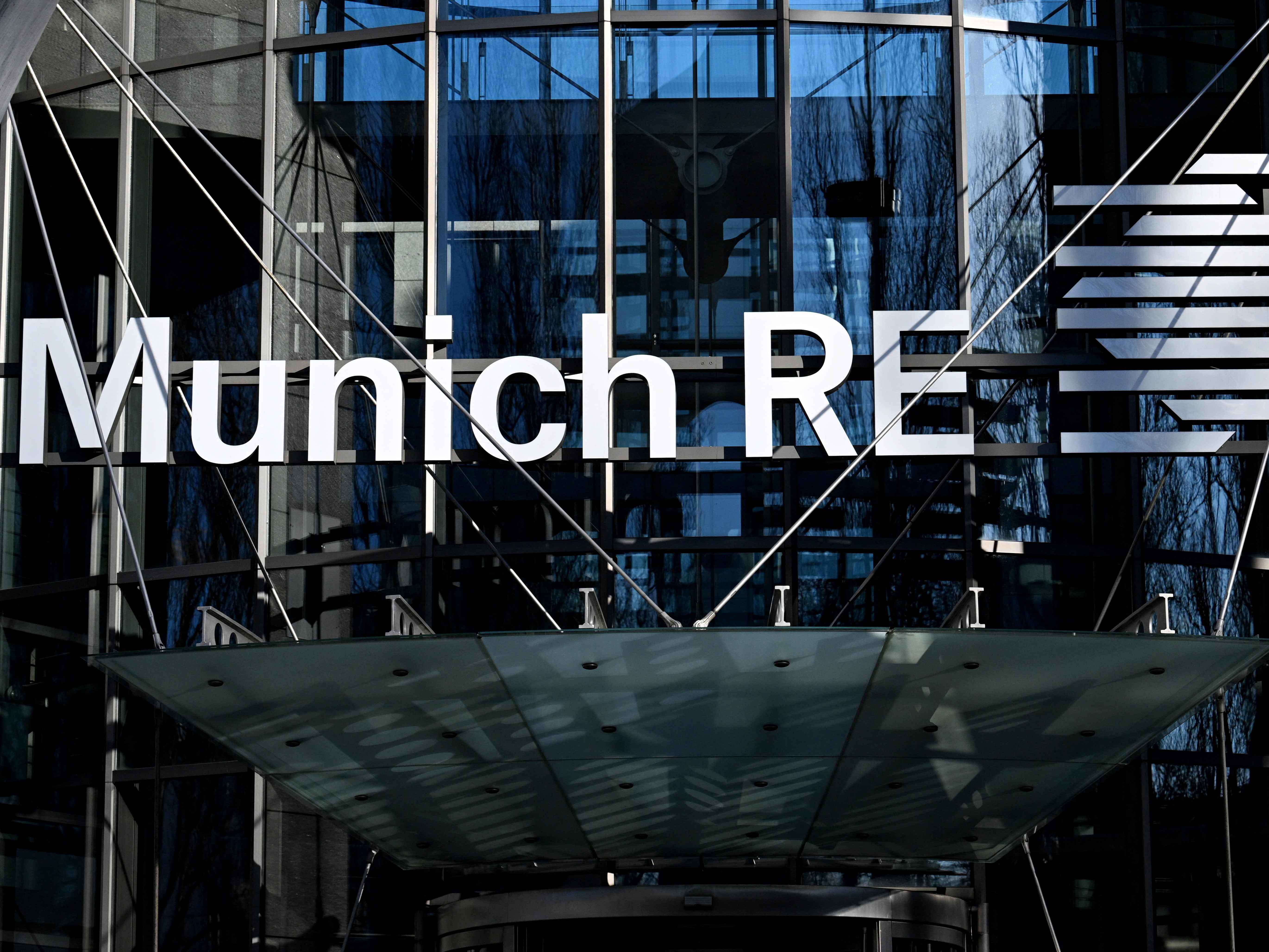 Logo Munich Re di kantor pusat perusahaan itu, Jerman.