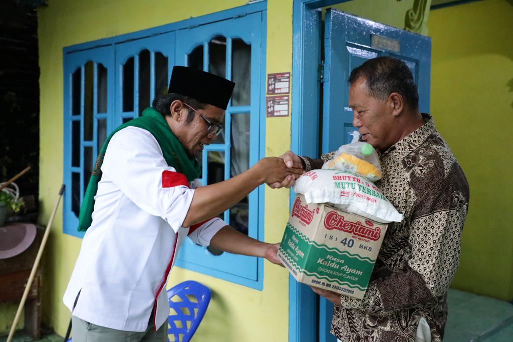 Sukarelawan Usbat Ganjar Sumut memberikan bantuan pada warga terdampak banjir bandang di Deli Serdang, Sumut