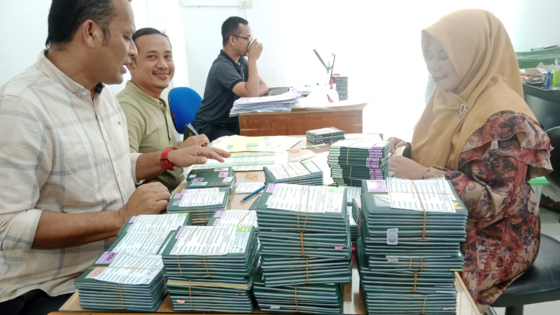 Petugas Haji Kemenag Wilayah Aceh, sedang mempersiapkan paspor Jemaah Calon Haji. 