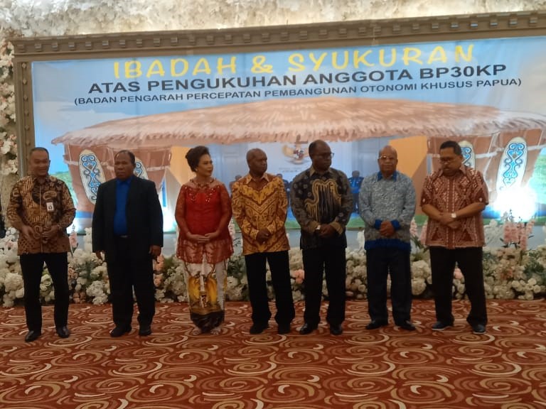 Pengukuhan anggota BP3OKP asli dari Papua di Jakarta, Senin (29/5).