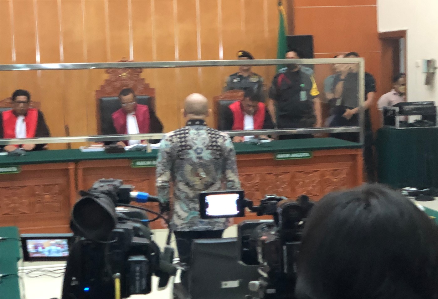 Tedy Minahasa Putra saat mendengarkan vonis dari majelis hakim di PN Jakbar, Selasa (9/5).