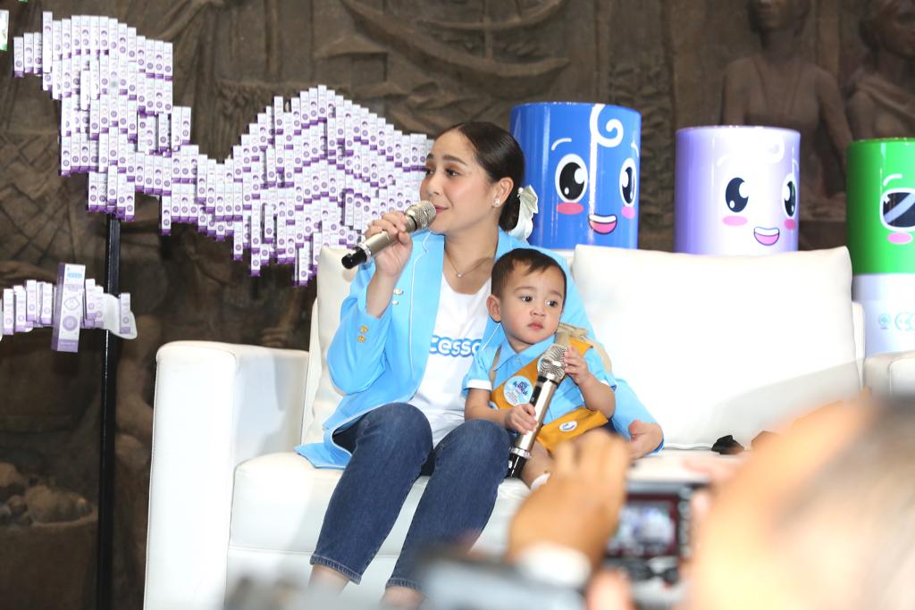 Artis Nagita Slavina dan putra keduanya, Rayyanza Malik Ahmad, turut mendukung  program 1 Juta Cessa untuk Anak Indonesia Sehat dan Ceria. 