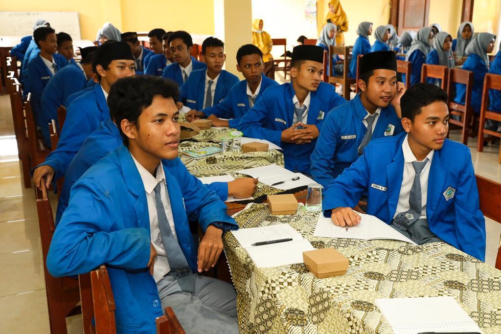Relawan Gus Gus Nusantara (GGN) Jatim menggelar pelatihan penulisan bagi pelajar SMK di Kabupaten Gresik, Jawa Timur, Rabu (17/5). 