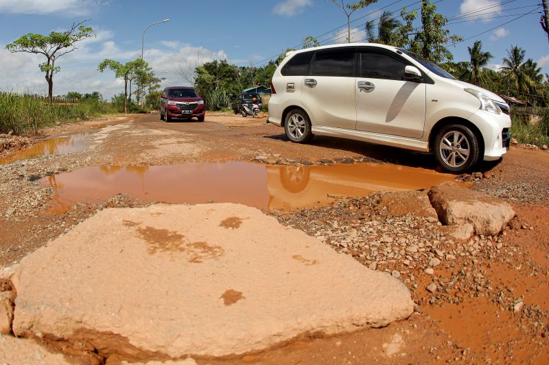 Jalan rusak di Riau