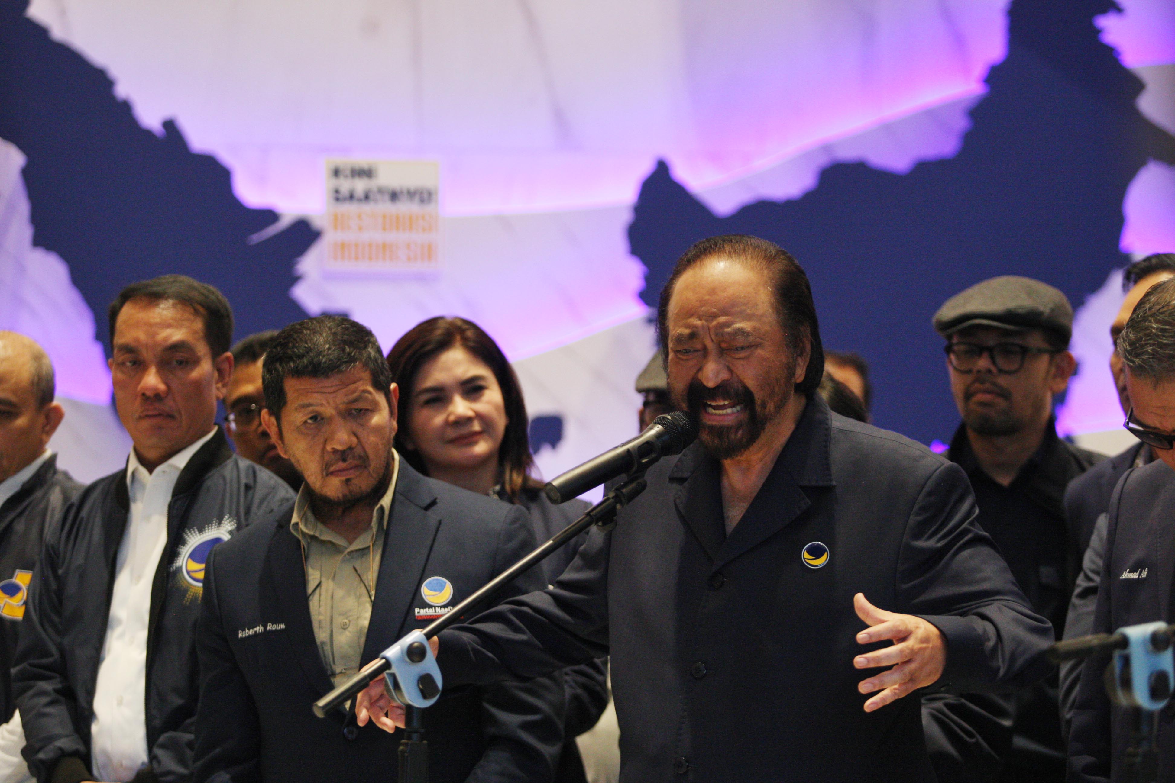 Ketua Umum Partai NasDem, Surya Paloh didampingi pimpinan elit Partai NasDem memberikan keterangan kepada wartawan 