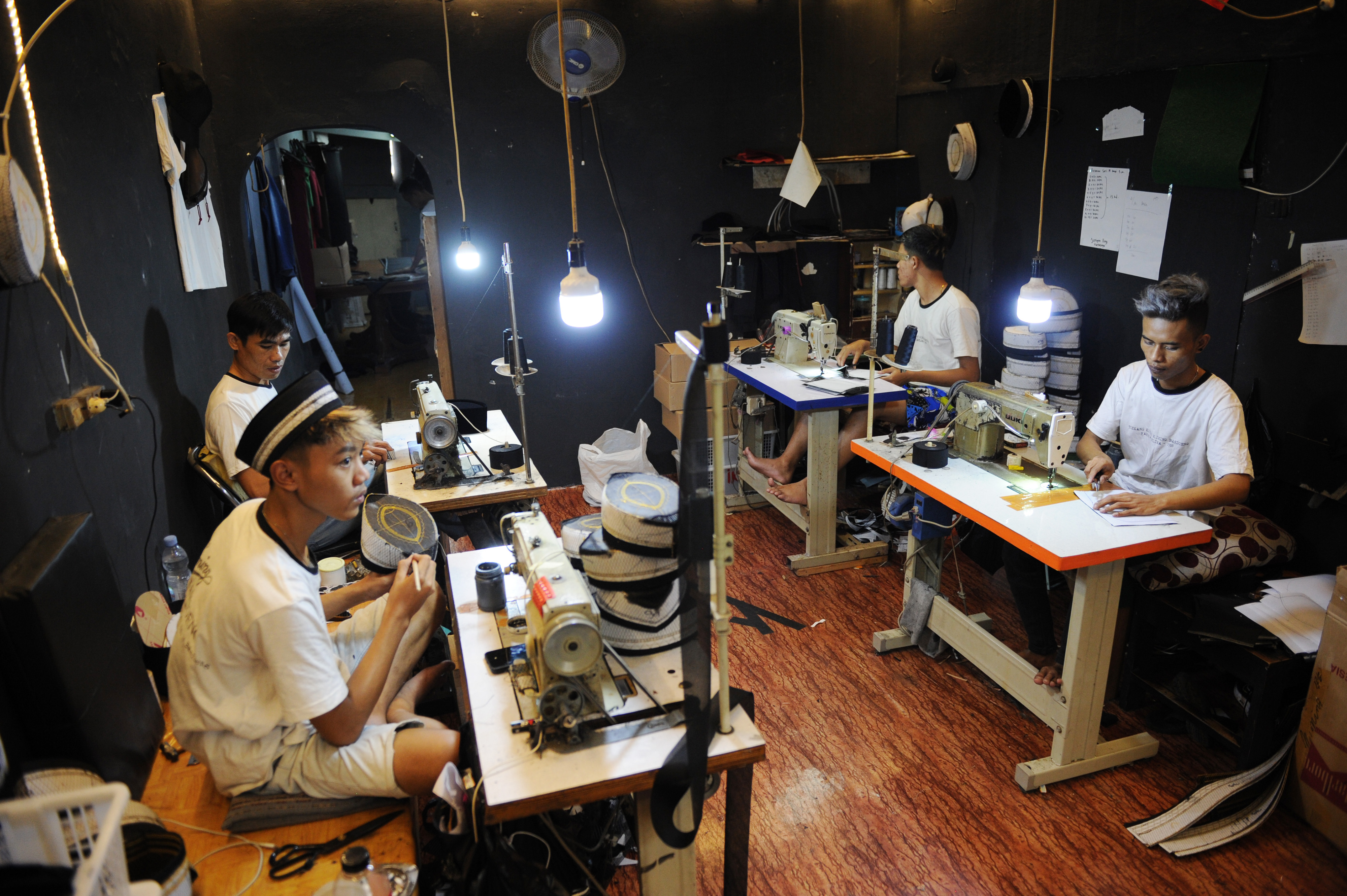 Pekerja memproduksi kopiah di pabrik kopiah M. Iming, di Bandung, Jawa Barat, Kamis (6/4)