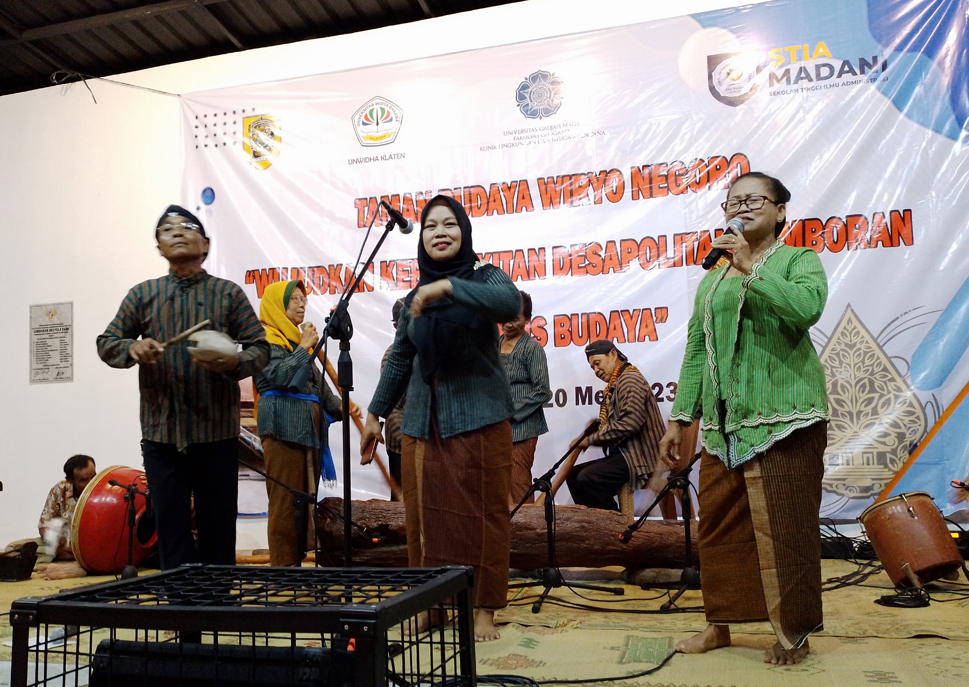 Sejumlah seniman asal Klaten, Jawa Tengah, tampil memeriahkan peluncuran Taman Budaya Wiryo Negoro Desapolitan Jomboran