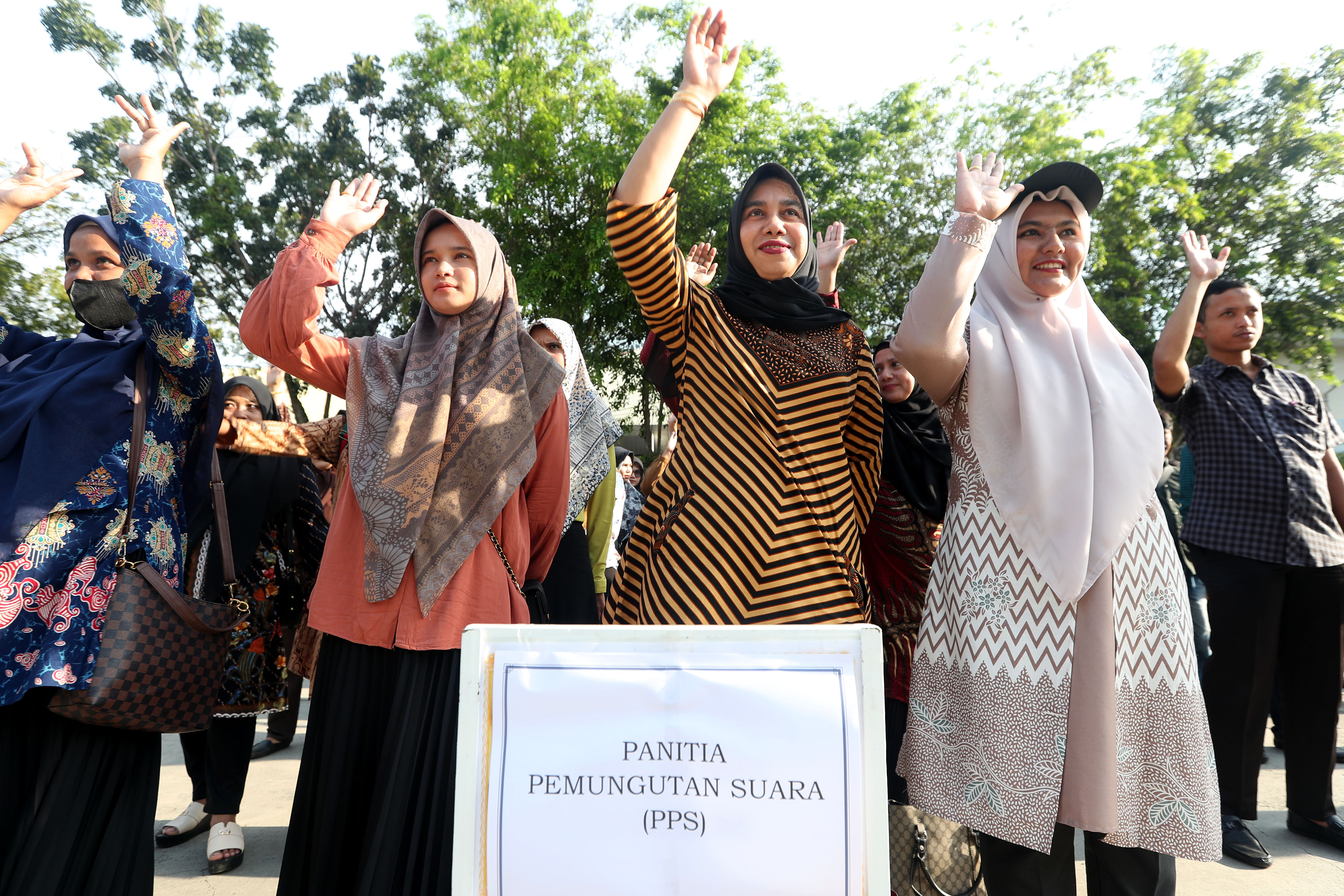 Anggota PPS mengikuti apel kesiapan Pemilu 2024