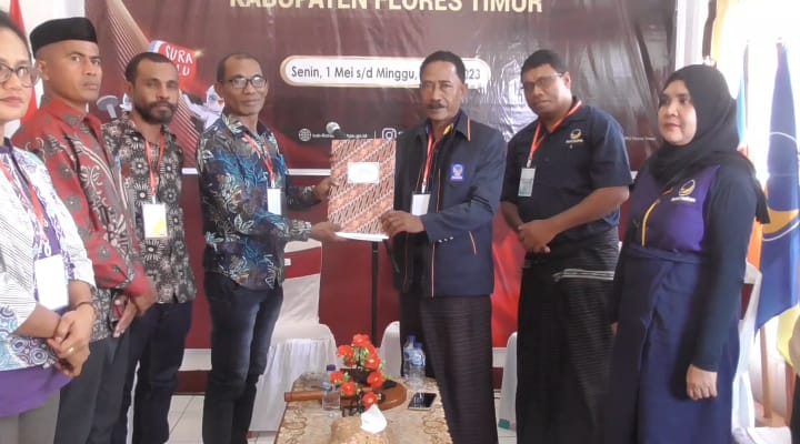 NasDem dan PDIP Flores Timur Daftarkan Bacaleg
