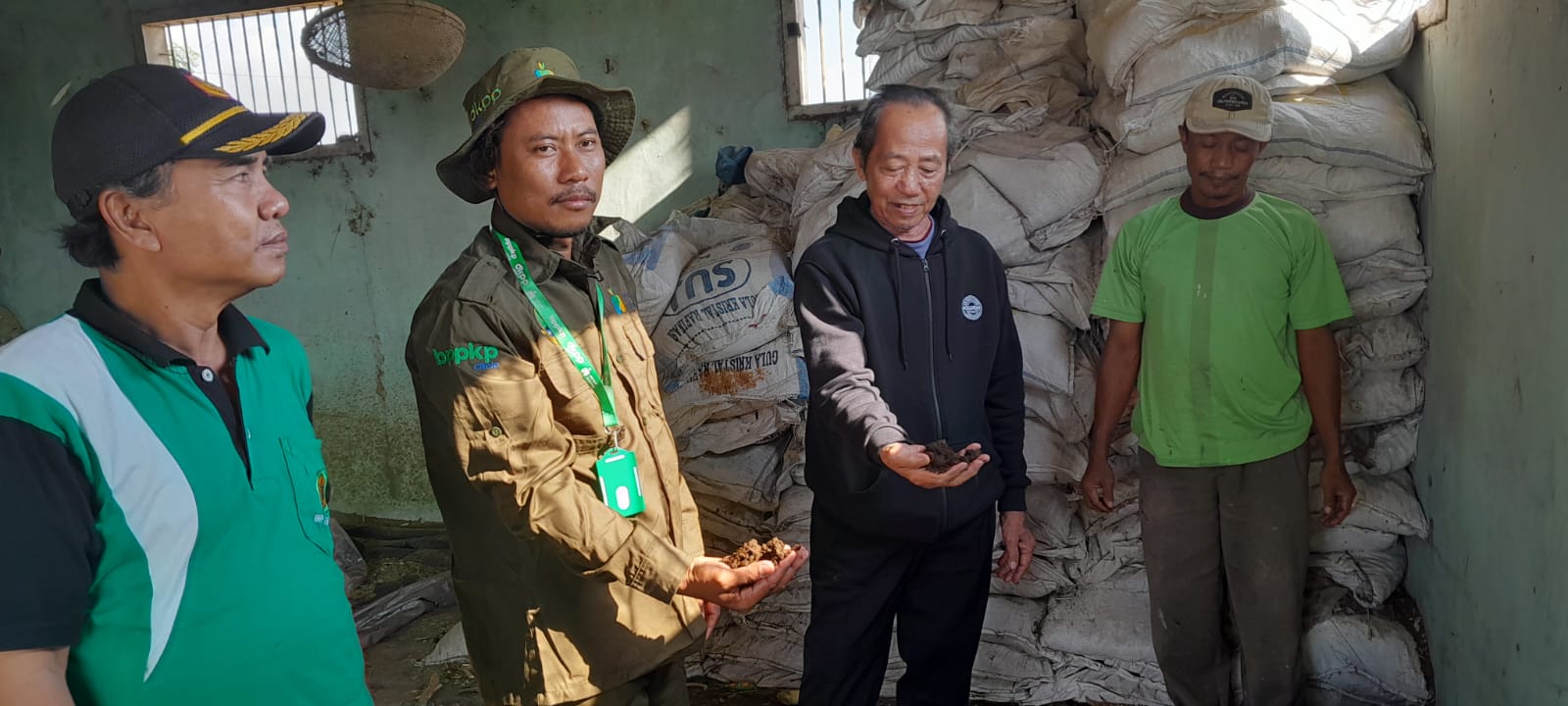 Pelatihan berupa praktik di lapangan diikuti peserta program pelatihan Petani Milenial Jawa Barat