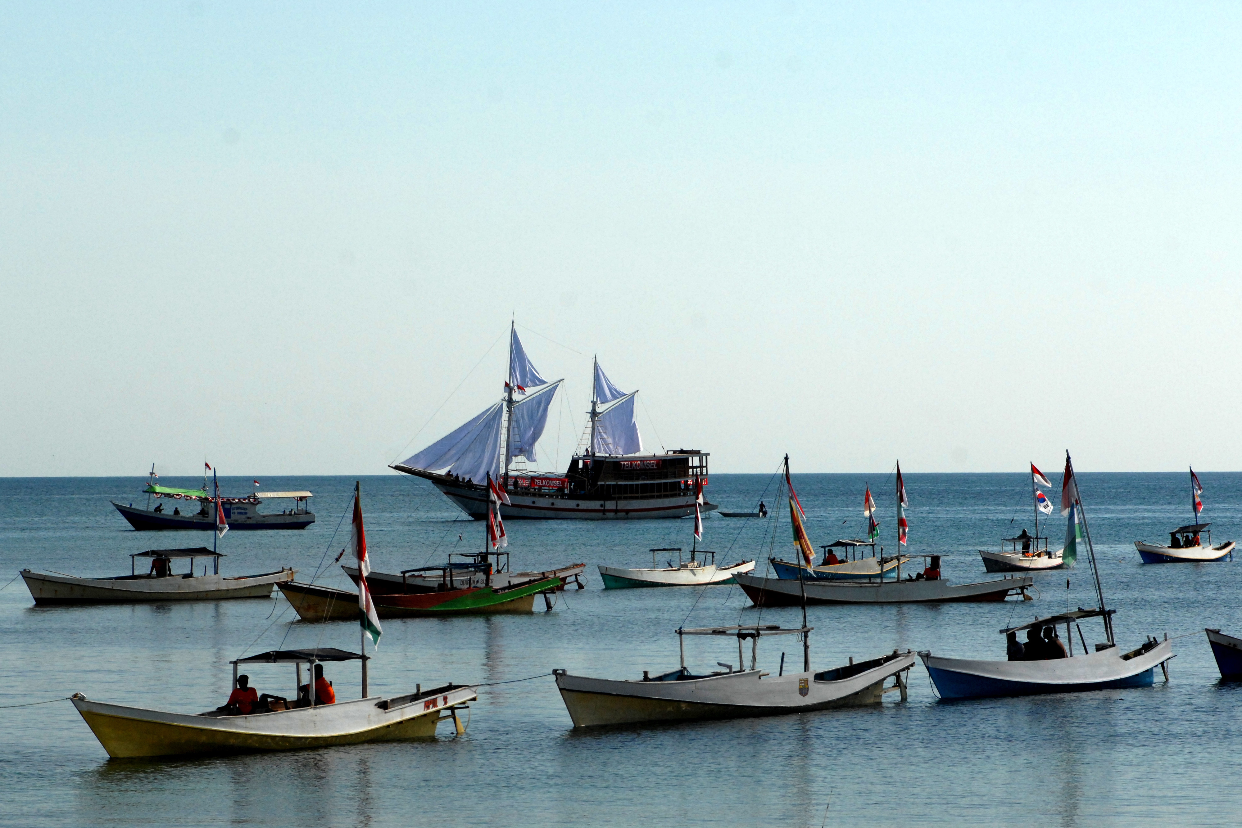 Kapal pinisi bersiap membawa obor Asian Games 2018 dengan didampingi sejumlah kapal tradisional (Katinting).