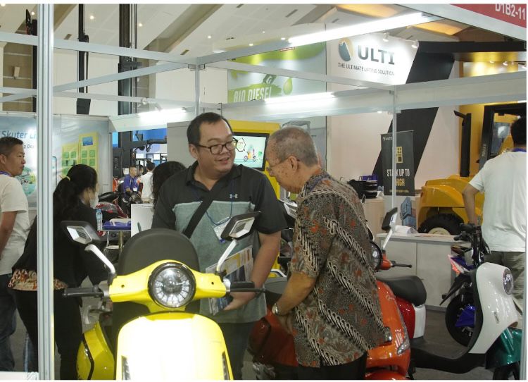 Motor listrik buatan Tiongkok yang diproduksi di India, GoEasy, hadir di pameran INAPA 2023, di JIExpo Kemayoran, Jakarta. 