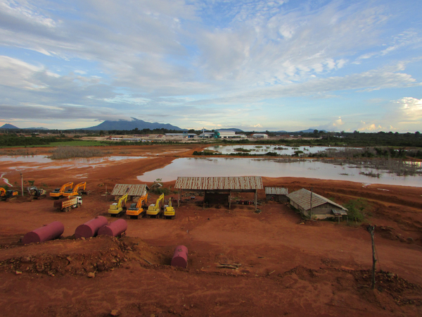 Danau Sejotang yang telah kering dan dijadikan tempat pembuangan limbah pencucian bauksit.