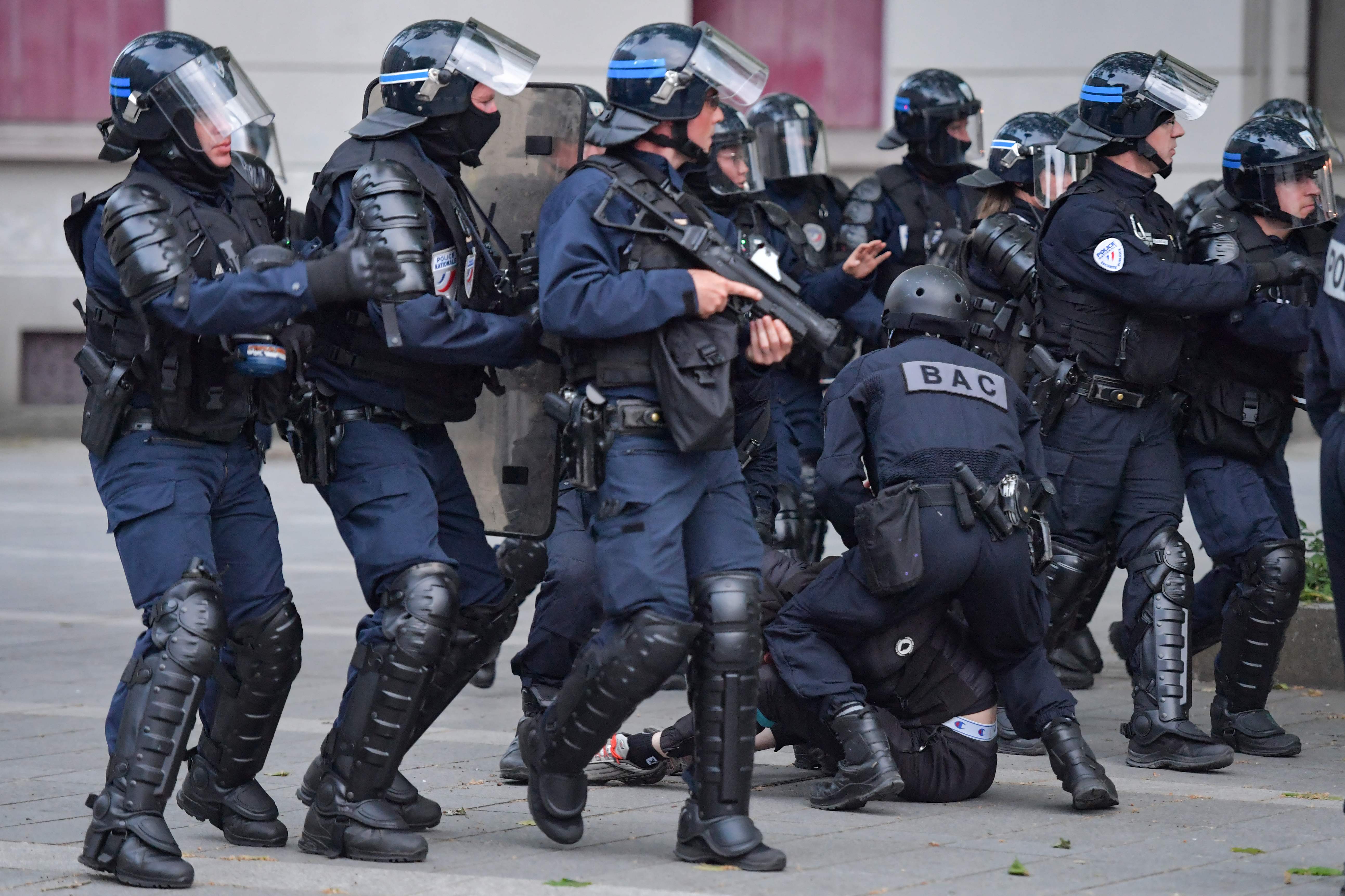Polisi Prancis Tangkapi Kelompok Penolak UU Pensiun dan Tuai Kecaman 