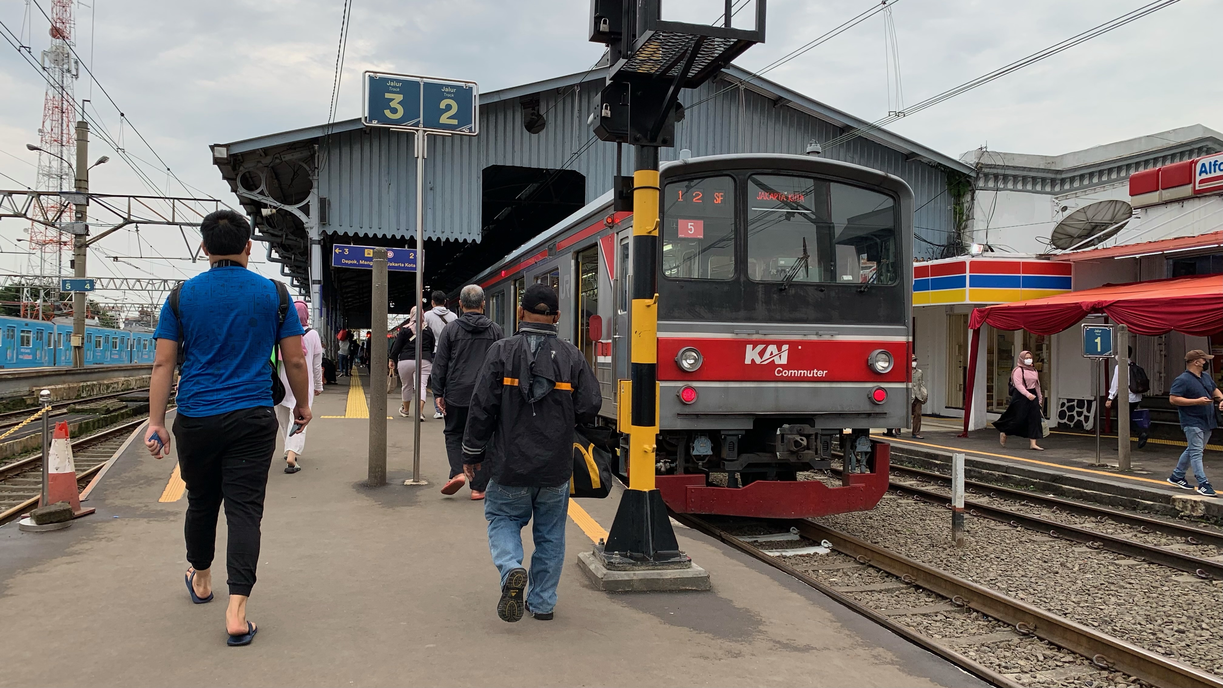 Suasana Senin Pagi (8/5/2023) di Stasiun Bogor, Petugas KRL Sigap Layani Penumpang