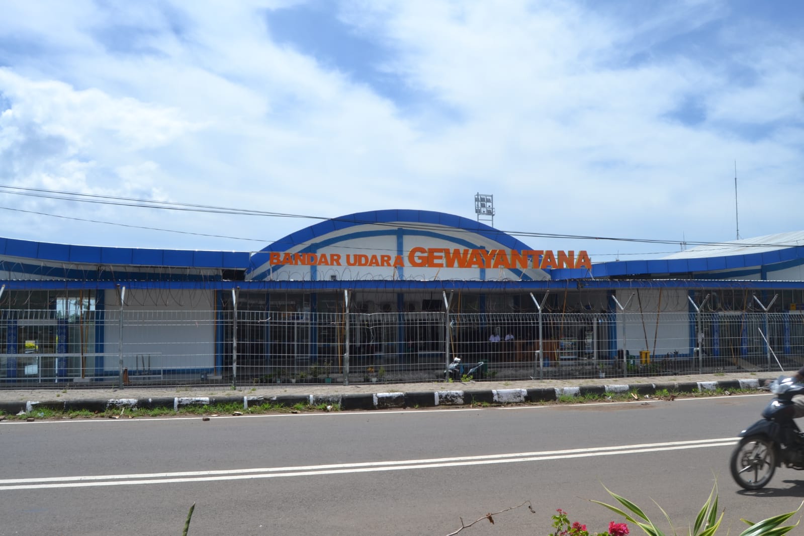 Bandara Gewayantana Larantuka.