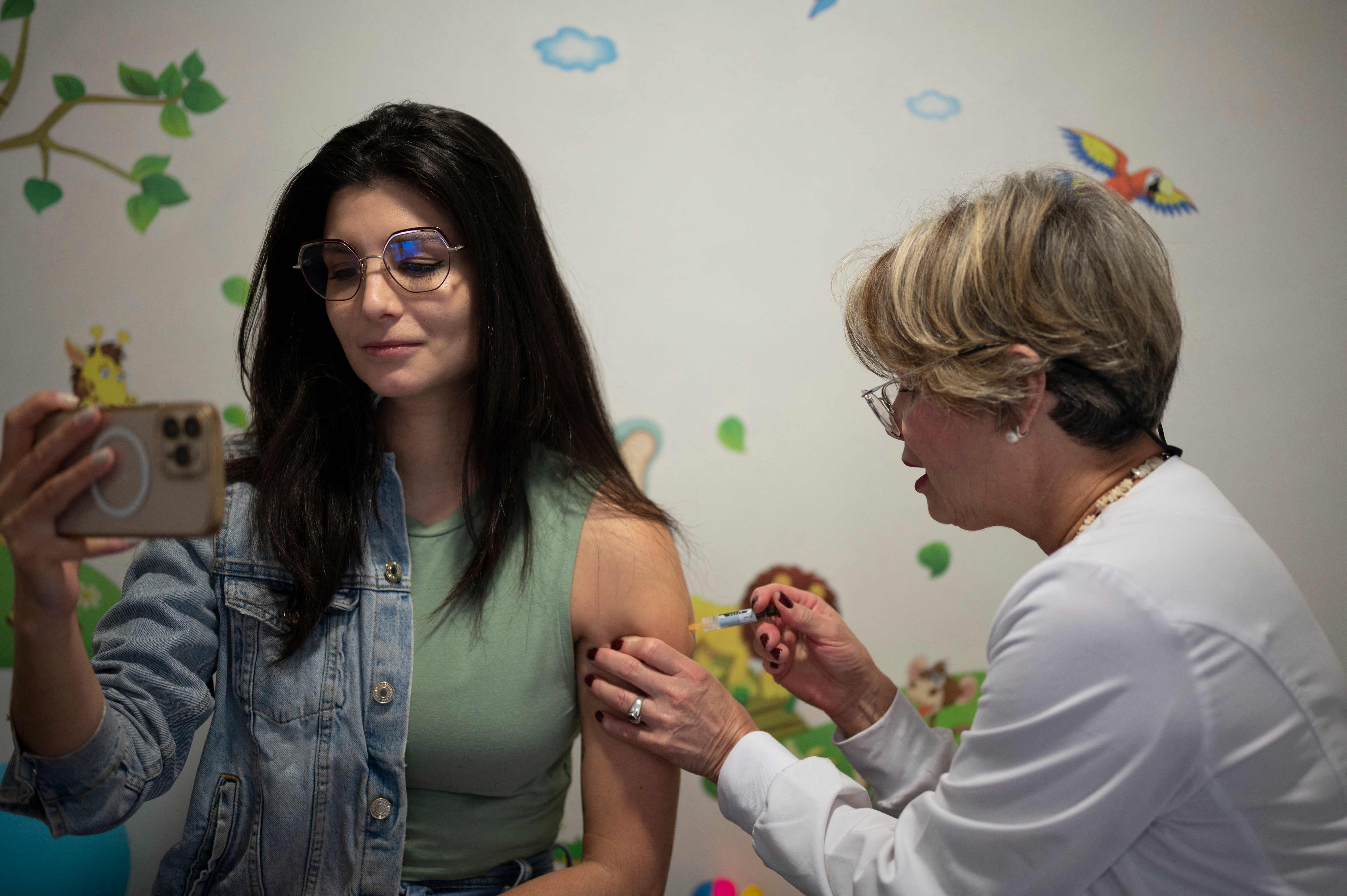 Seorang nakes menyuntikan vaksin HPV kepada seorang warga di Caracas, Venezuela.