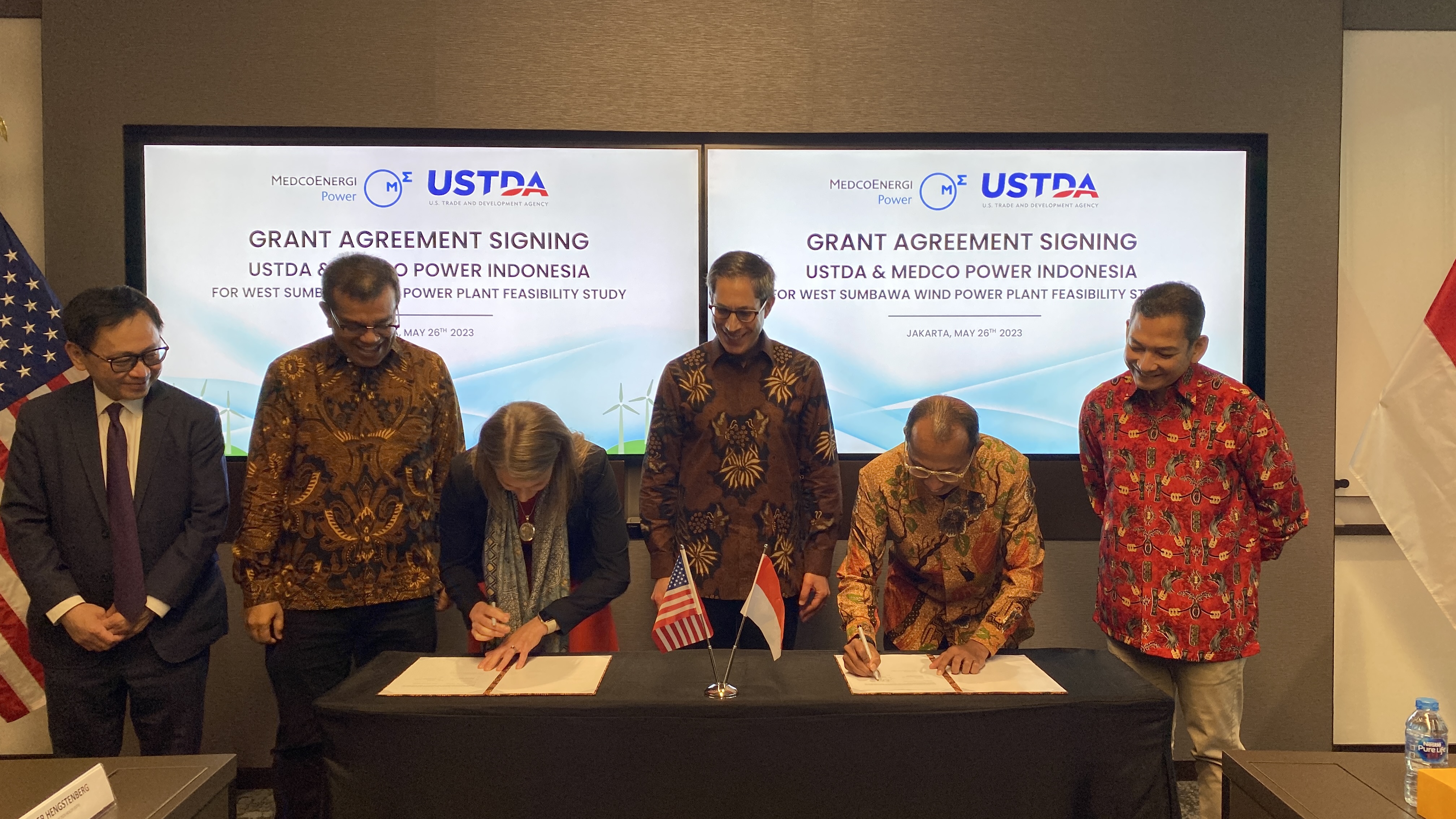 Penandatangan dukungan USTDA bagi Medco untuk studi pembangkit tenaga bayu di NTB