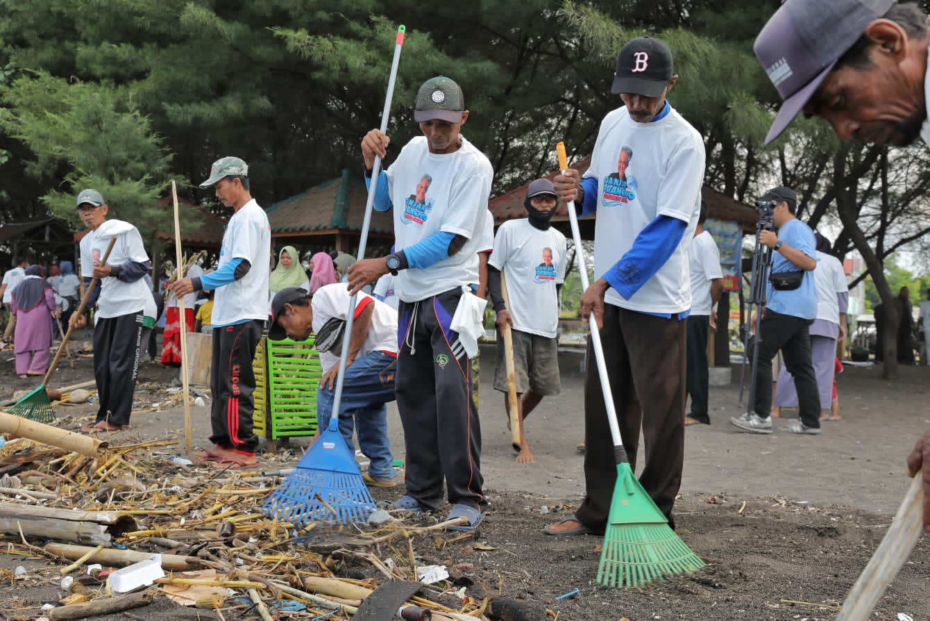 Aksi bersih-bersih pantai Banyuwangi yang digelar Komunitas Nelayan Pesisir Jatim