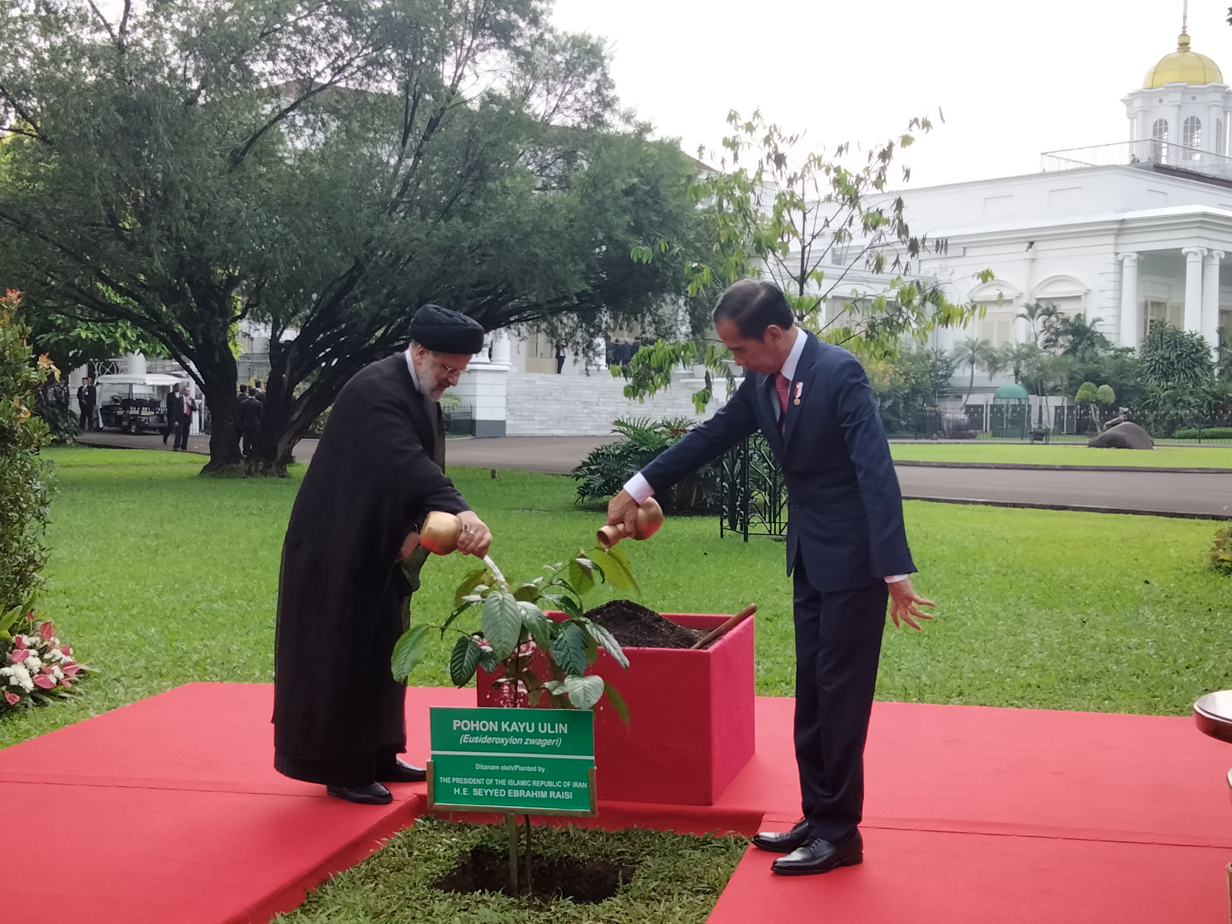 Presiden Jokowi (kanan) dan Presiden Republik Islam Iran Ebrahim Raisi.