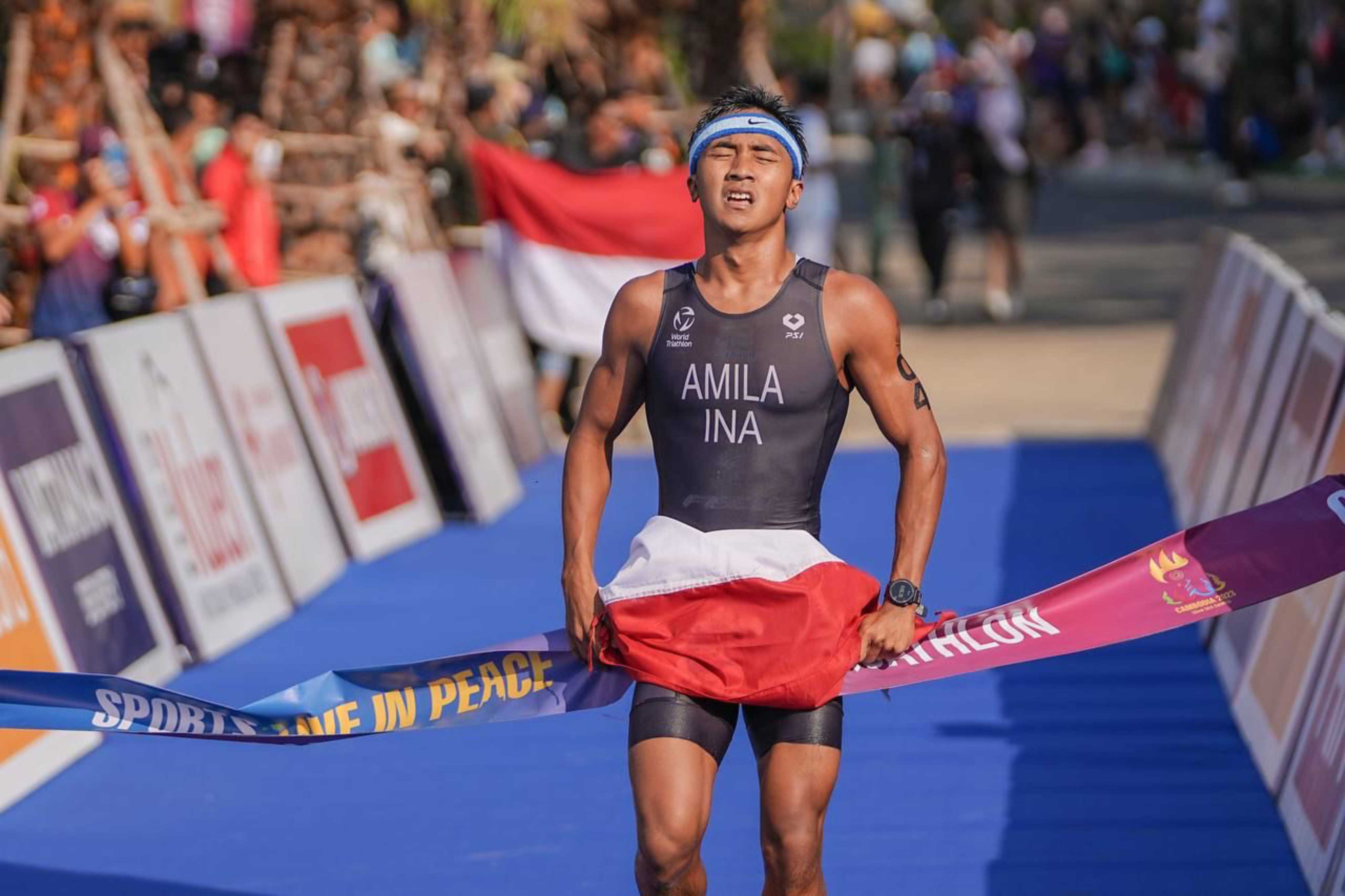 Atlet aquathlon putra Indonesia Rashif Amila Yaqin memasuki finis di nomor Men Aquathlon Elite SEA Games 2023, Sabtu (6/5)