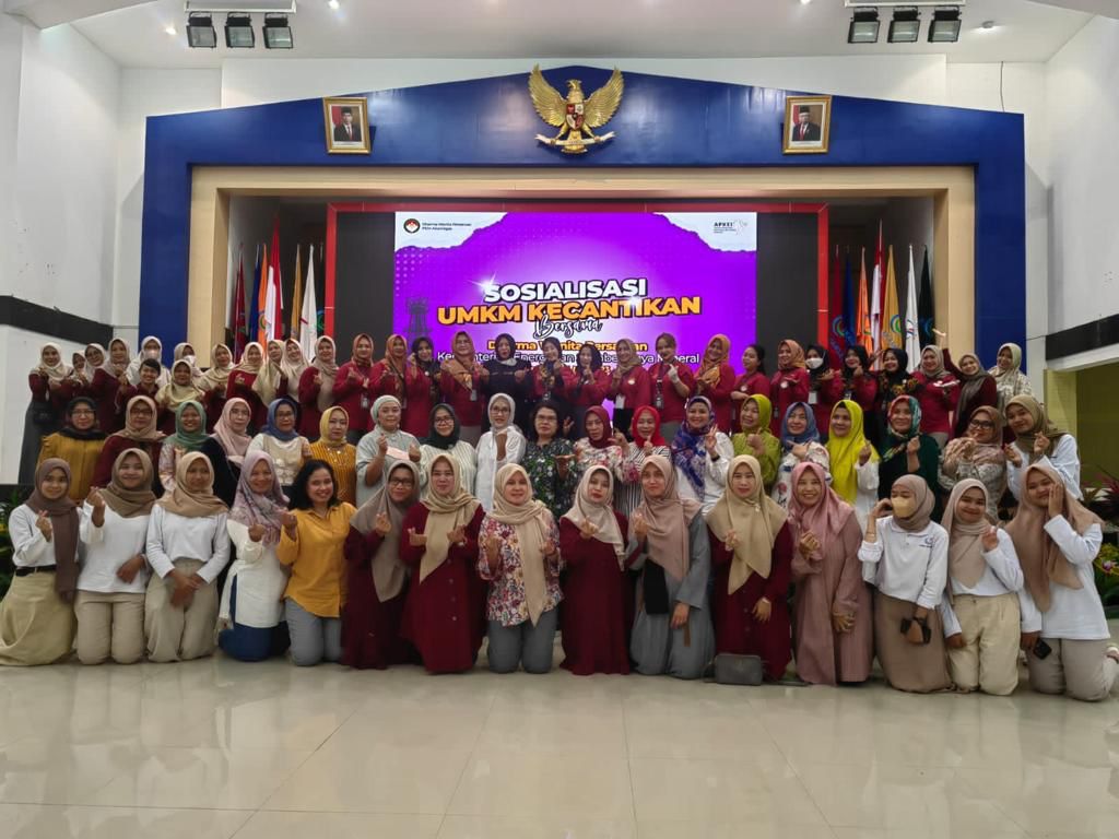 Sosialisasi mengenai industri kecantikan pada dharma wanita Kementerian ESDM